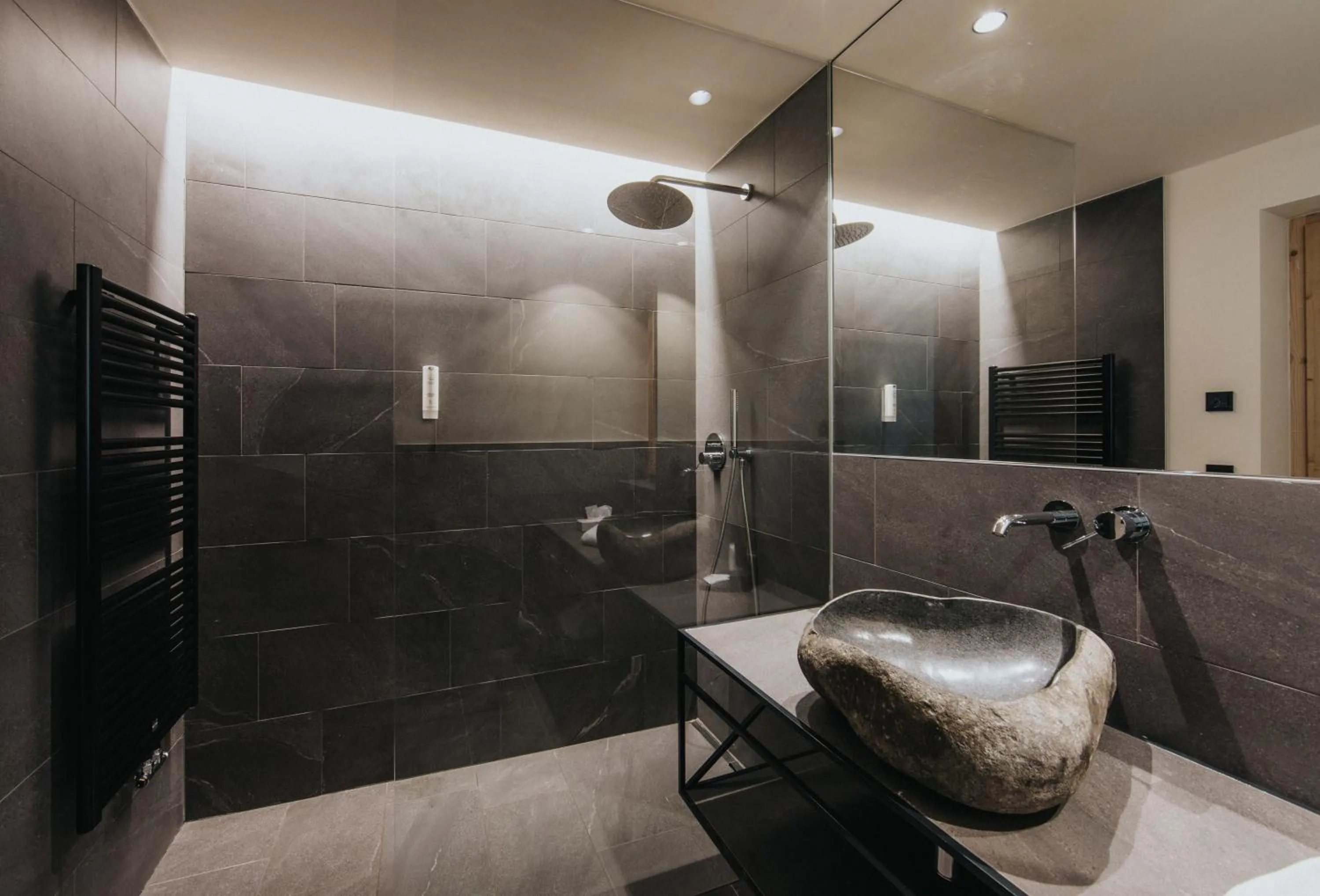 Shower in Presulis Hideaway Apartments & Restaurant