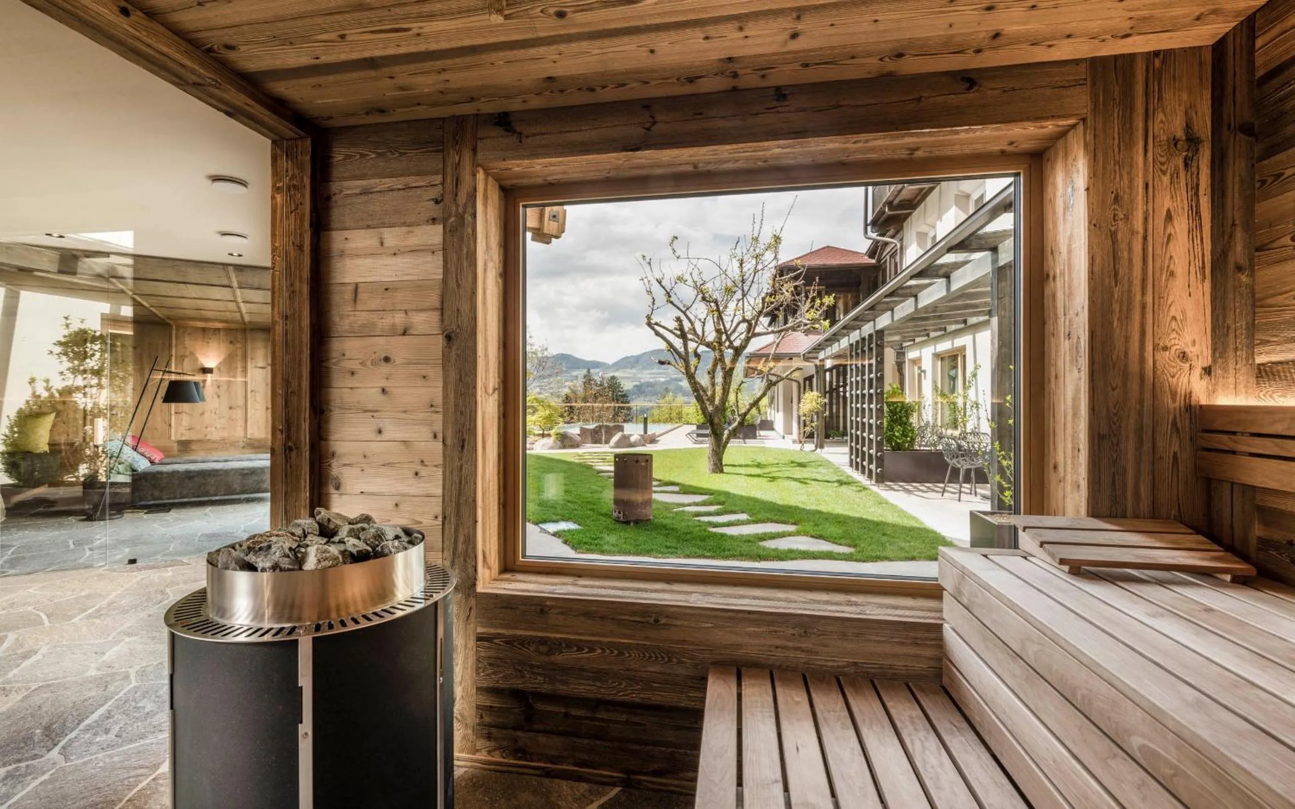 Garden in Presulis Hideaway Apartments & Restaurant