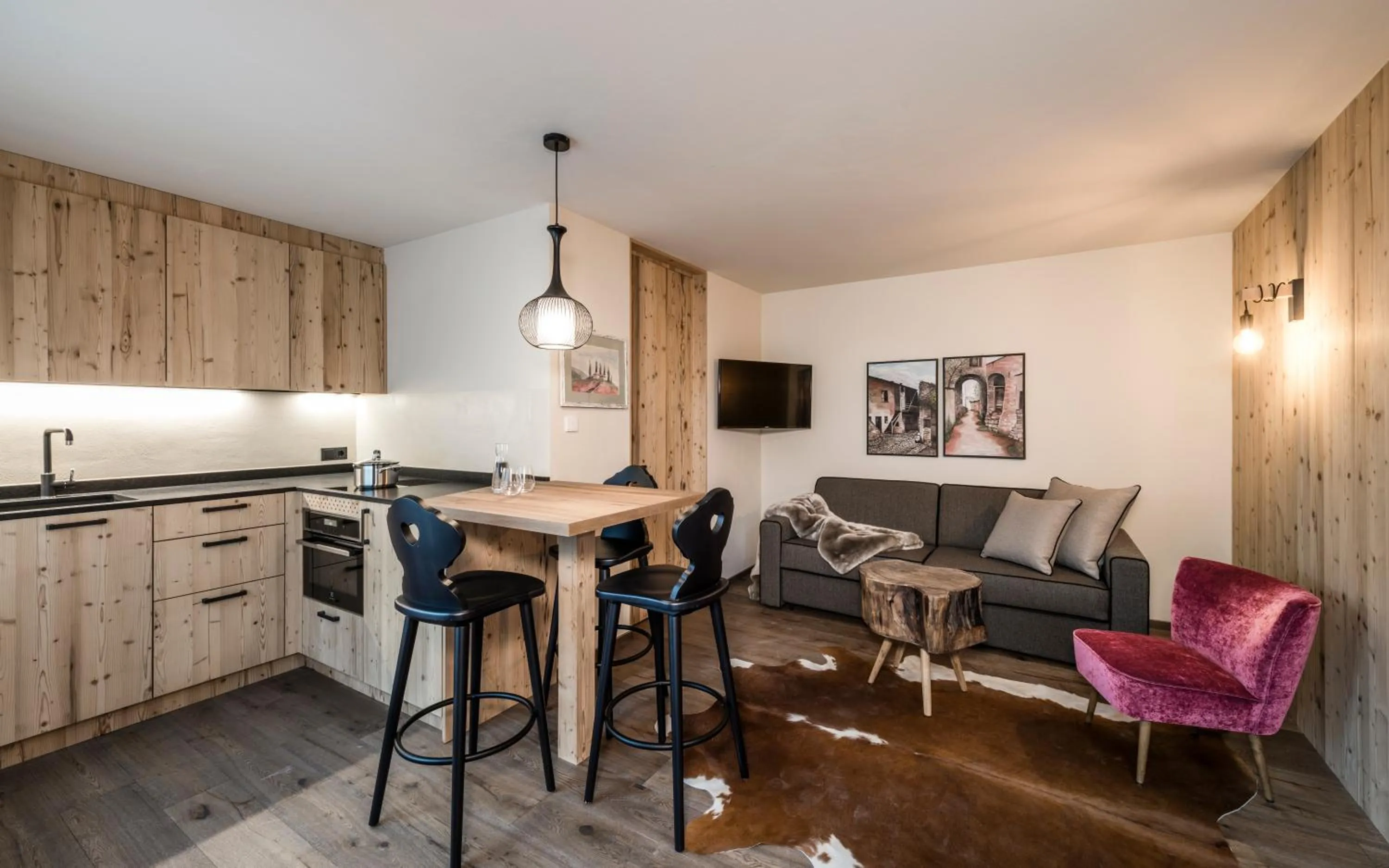 TV and multimedia in Presulis Hideaway Apartments & Restaurant