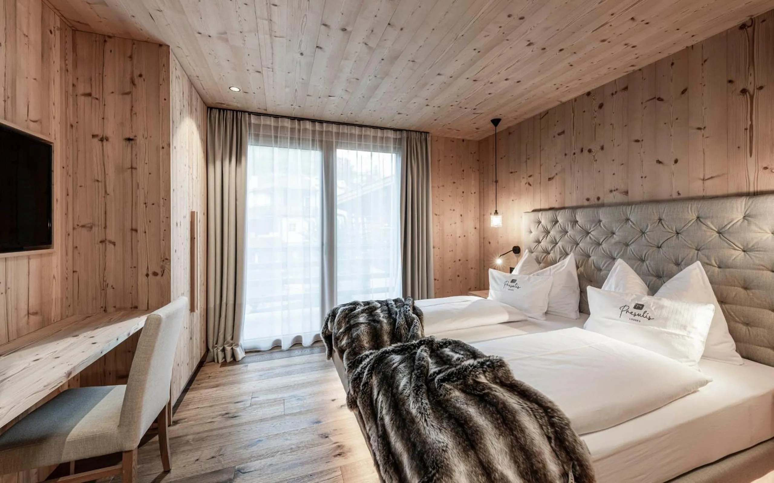 Bed in Presulis Hideaway Apartments & Restaurant