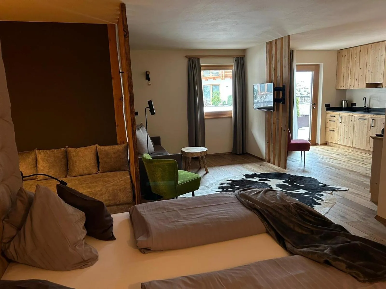 Bed in Presulis Hideaway Apartments & Restaurant