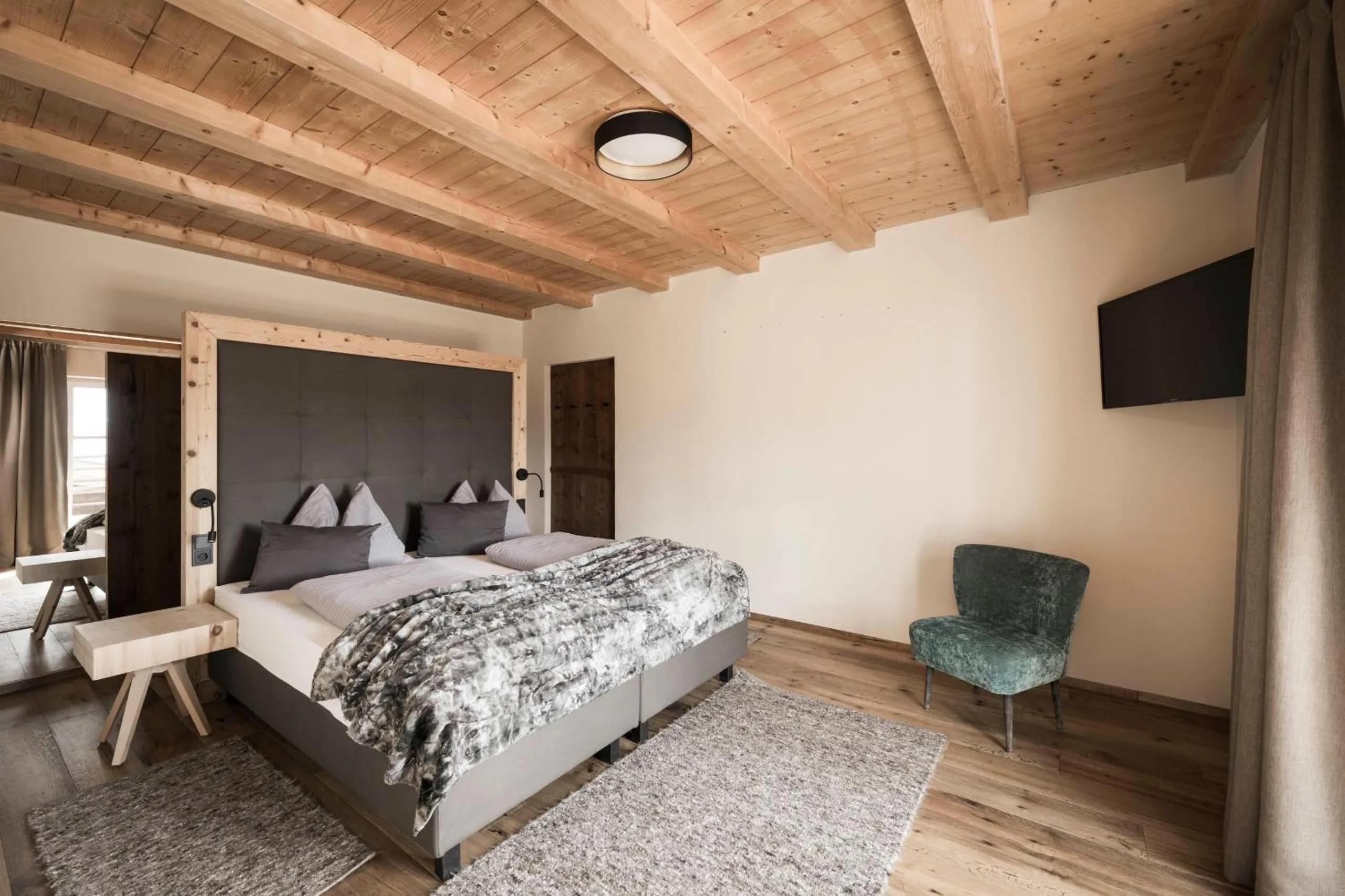 Bed in Presulis Hideaway Apartments & Restaurant