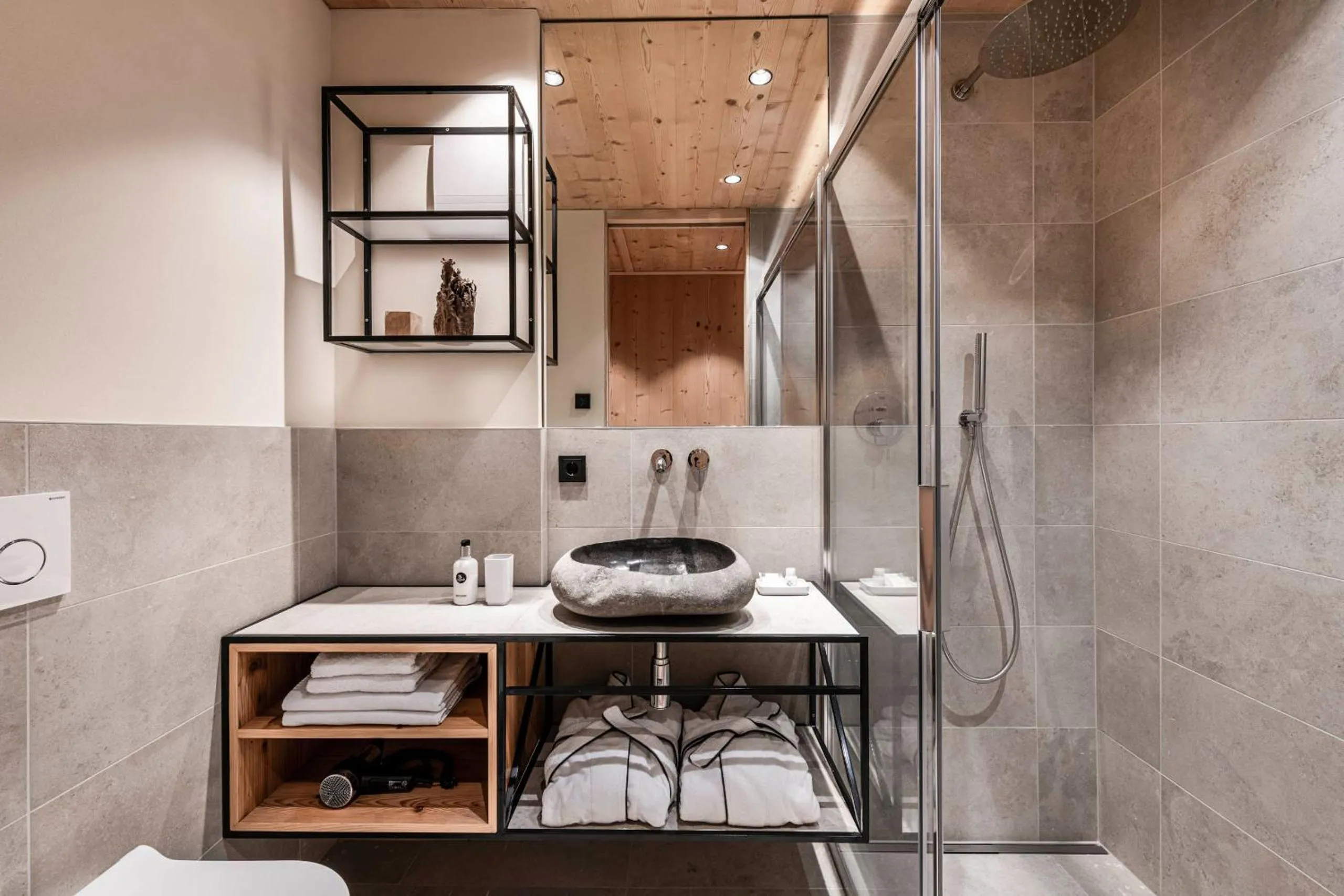 Shower in Presulis Hideaway Apartments & Restaurant