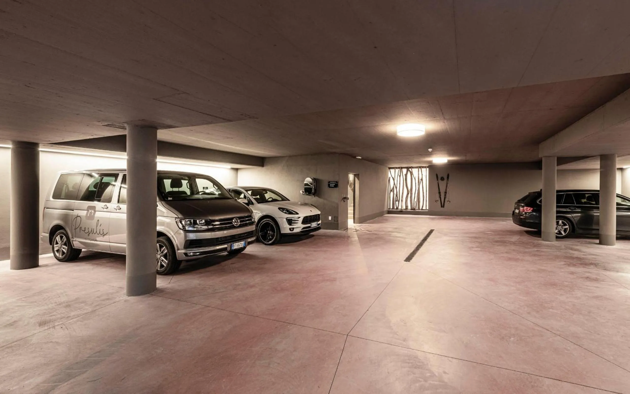 Parking in Presulis Hideaway Apartments & Restaurant