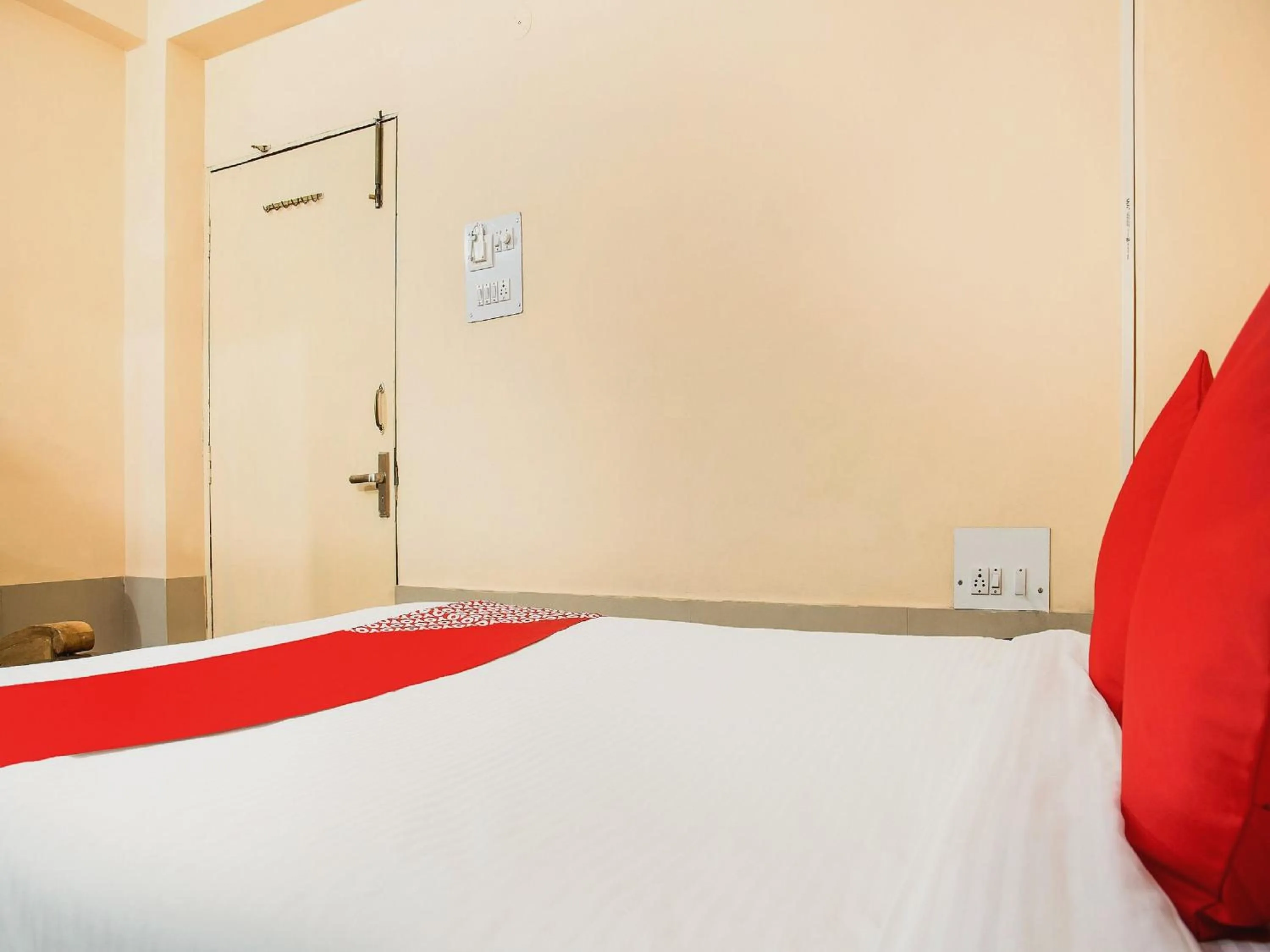 Facade/entrance, Bed in Hotel O Embassy Exhibition Rd