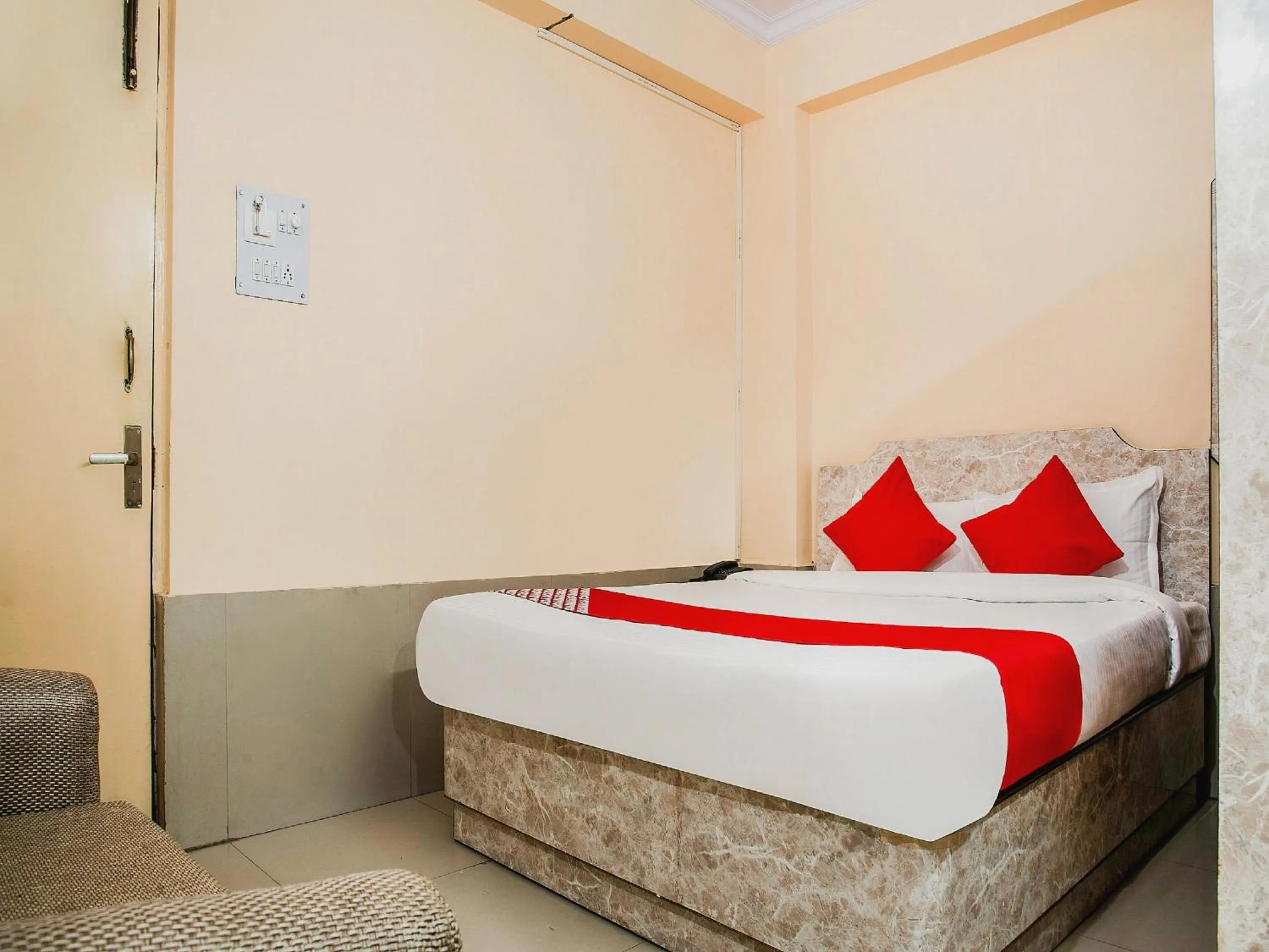 Facade/entrance, Bed in Hotel O Embassy Exhibition Rd