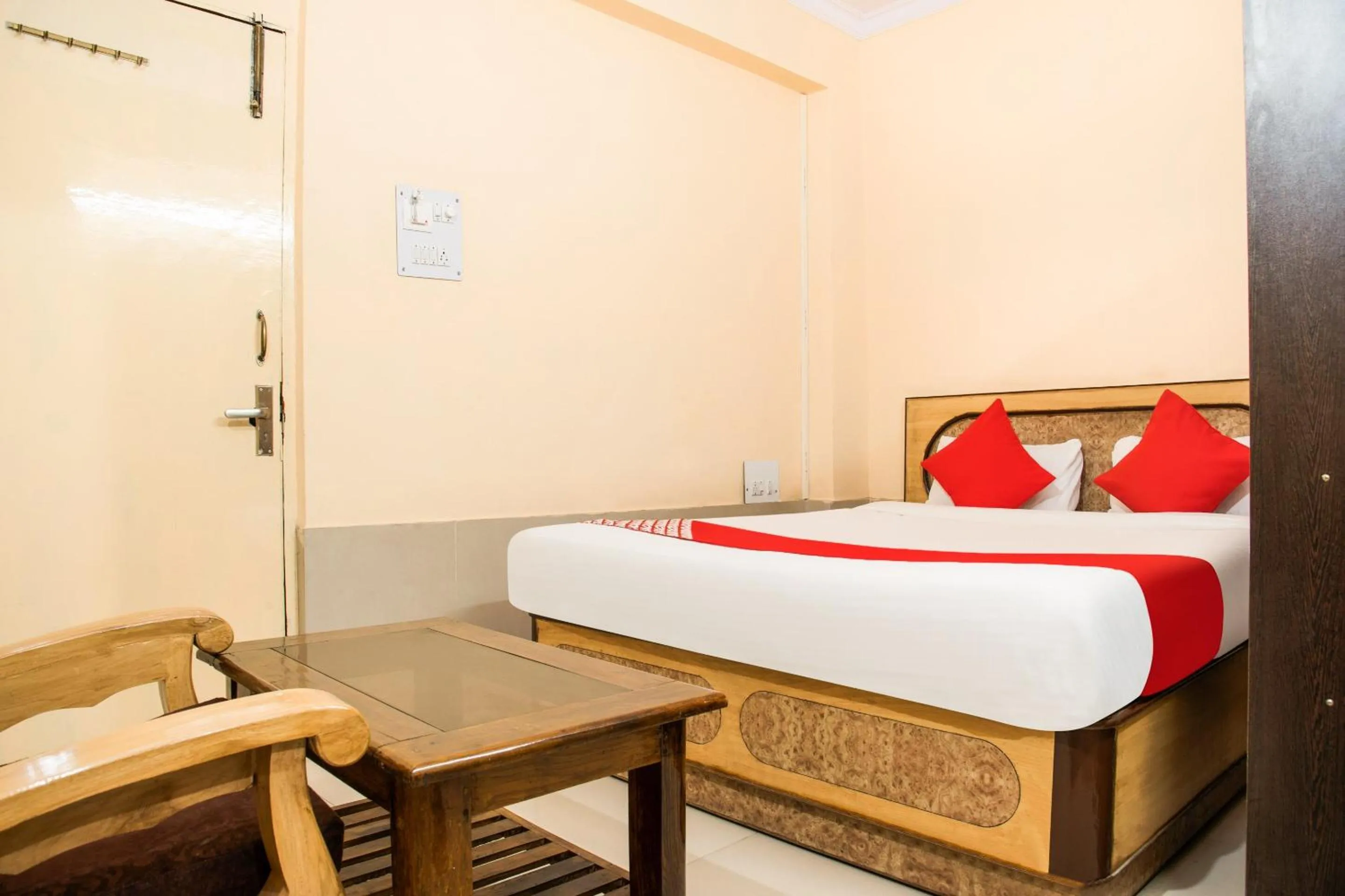 Bedroom, Bed in Super Hotel O Embassy Exhibition Rd