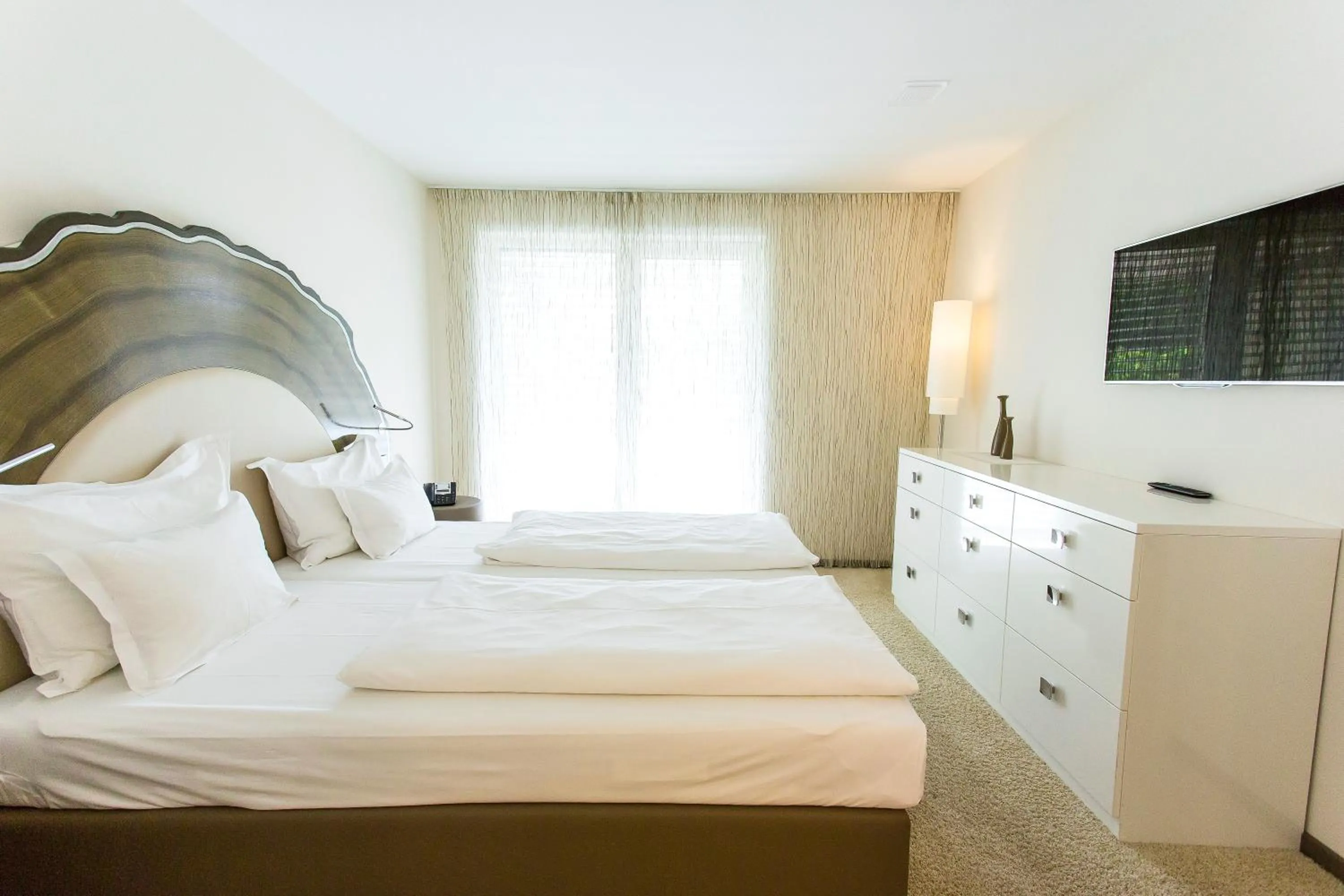 Photo of the whole room, Bed in Taome Feng Shui Stadthotel Breisgau