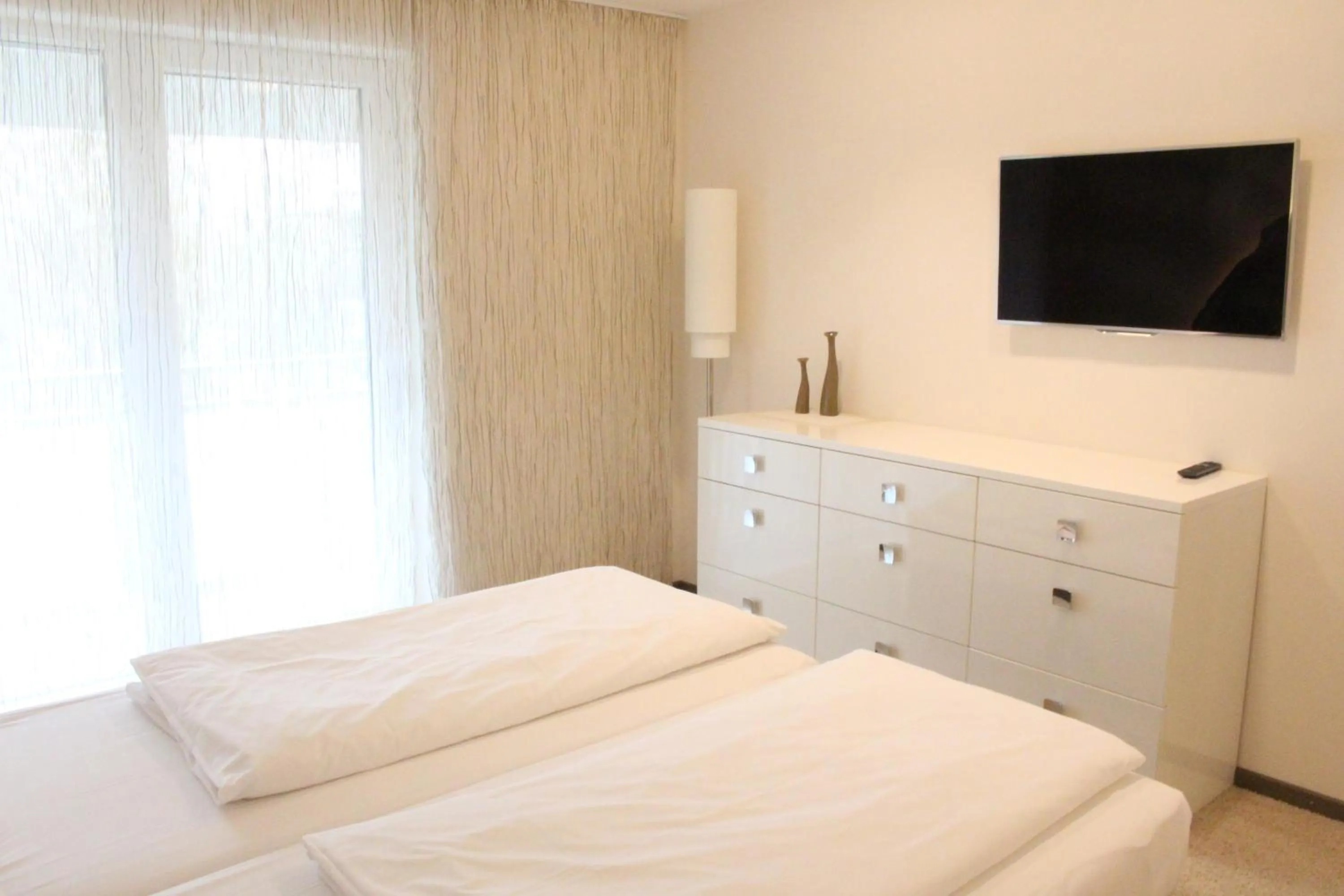 Photo of the whole room, Bed in Taome Feng Shui Stadthotel Breisgau