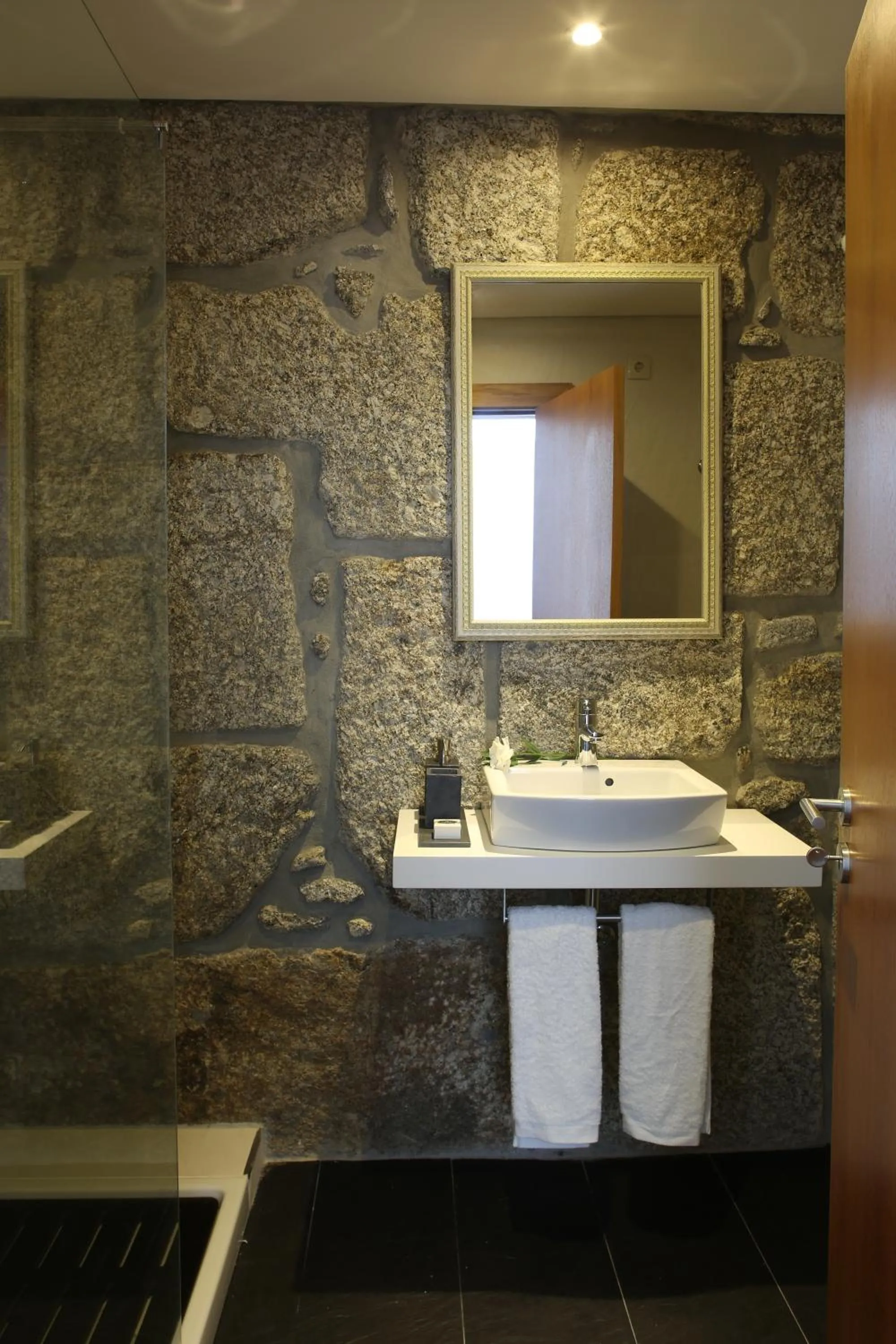 Bathroom in Solar Egas Moniz-Charming House & Local Experiences