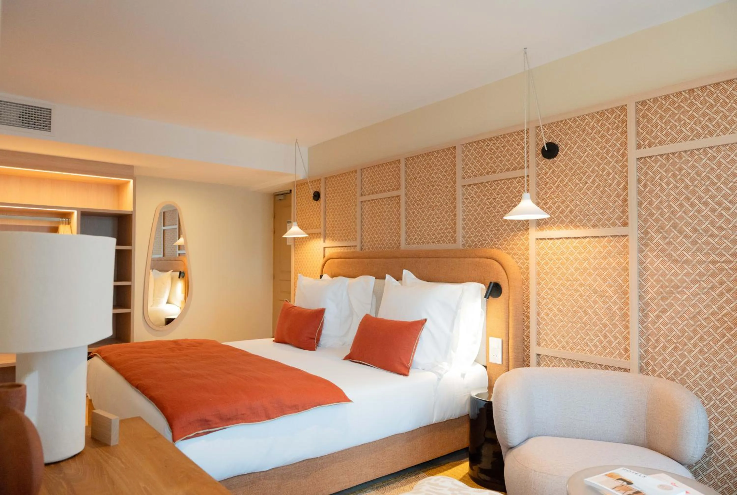 Photo of the whole room, Bed in Roc Seven Biarritz