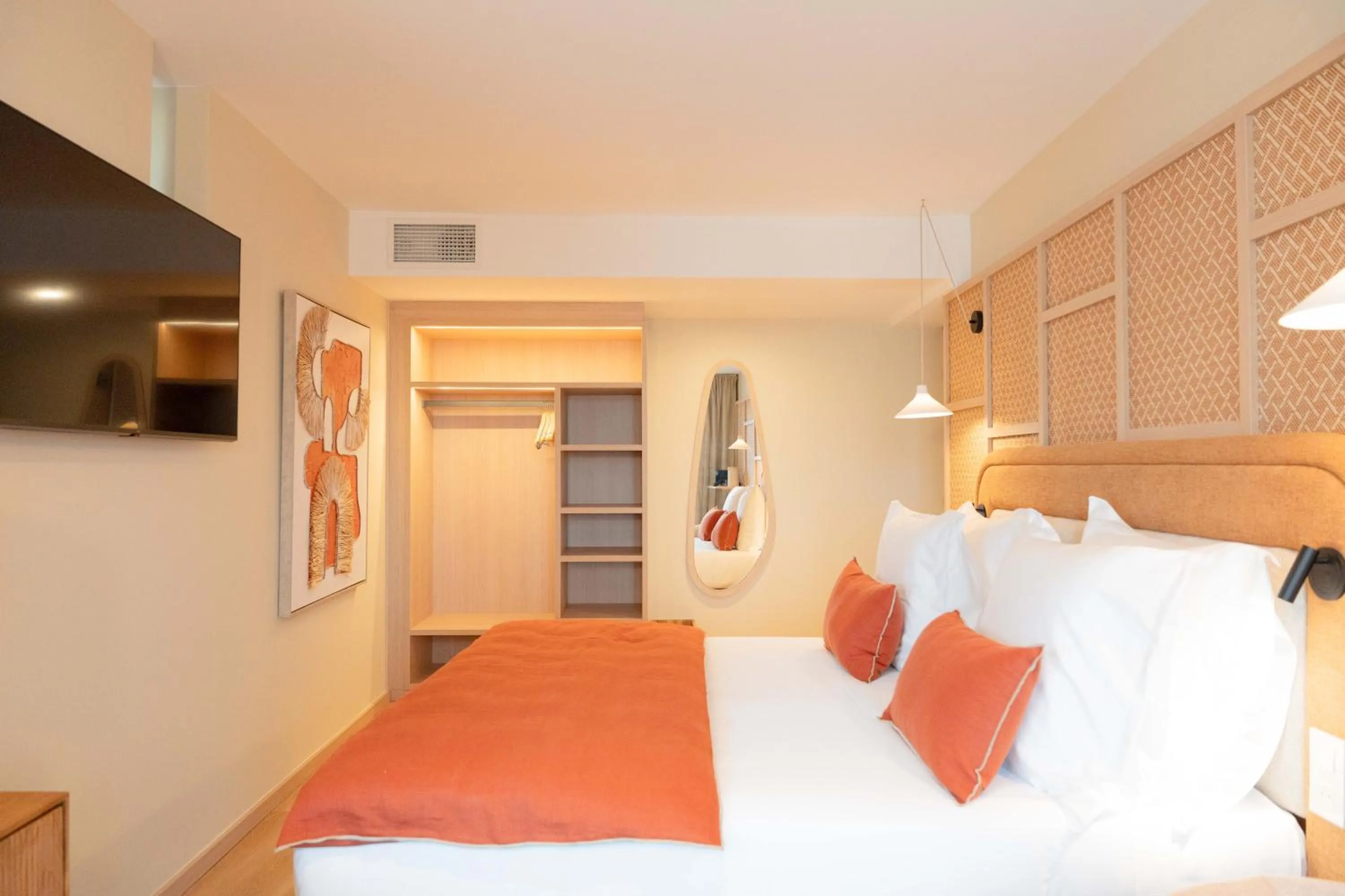 Photo of the whole room, Bed in Roc Seven Biarritz