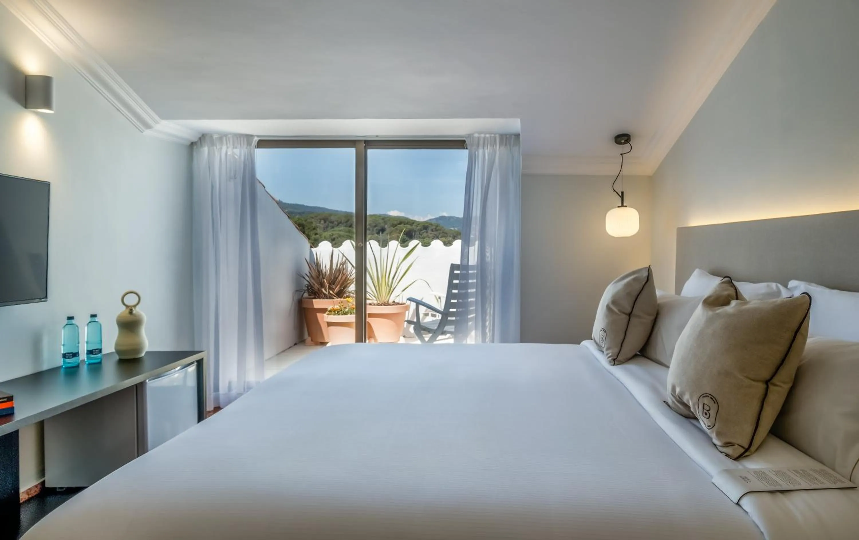 Bed in Hotel Montjoi by Brava Hoteles