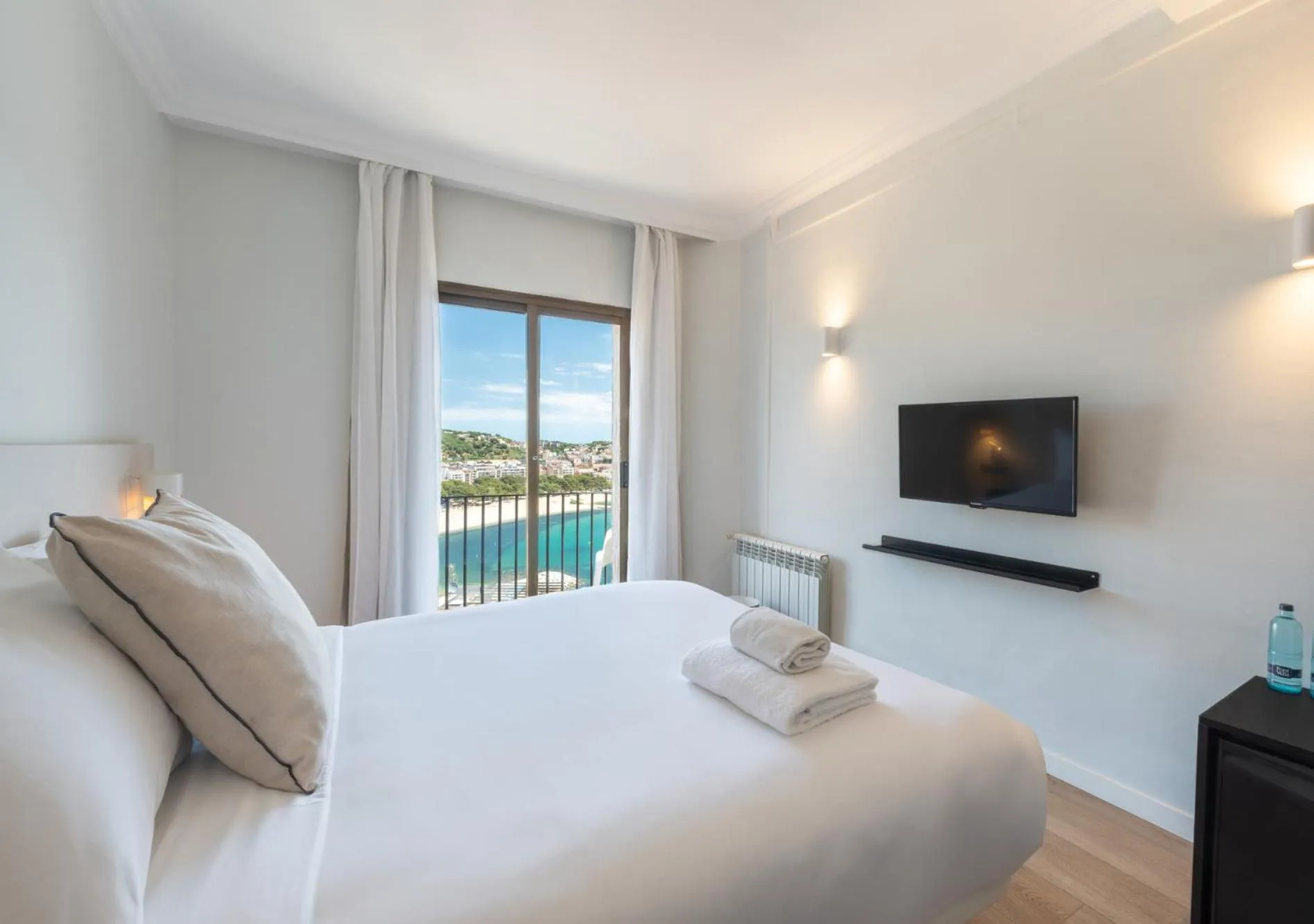 TV and multimedia, Bed in Hotel Montjoi by Brava Hoteles