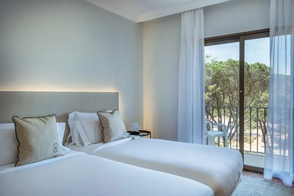 Bedroom, Bed in Hotel Montjoi by Brava Hoteles