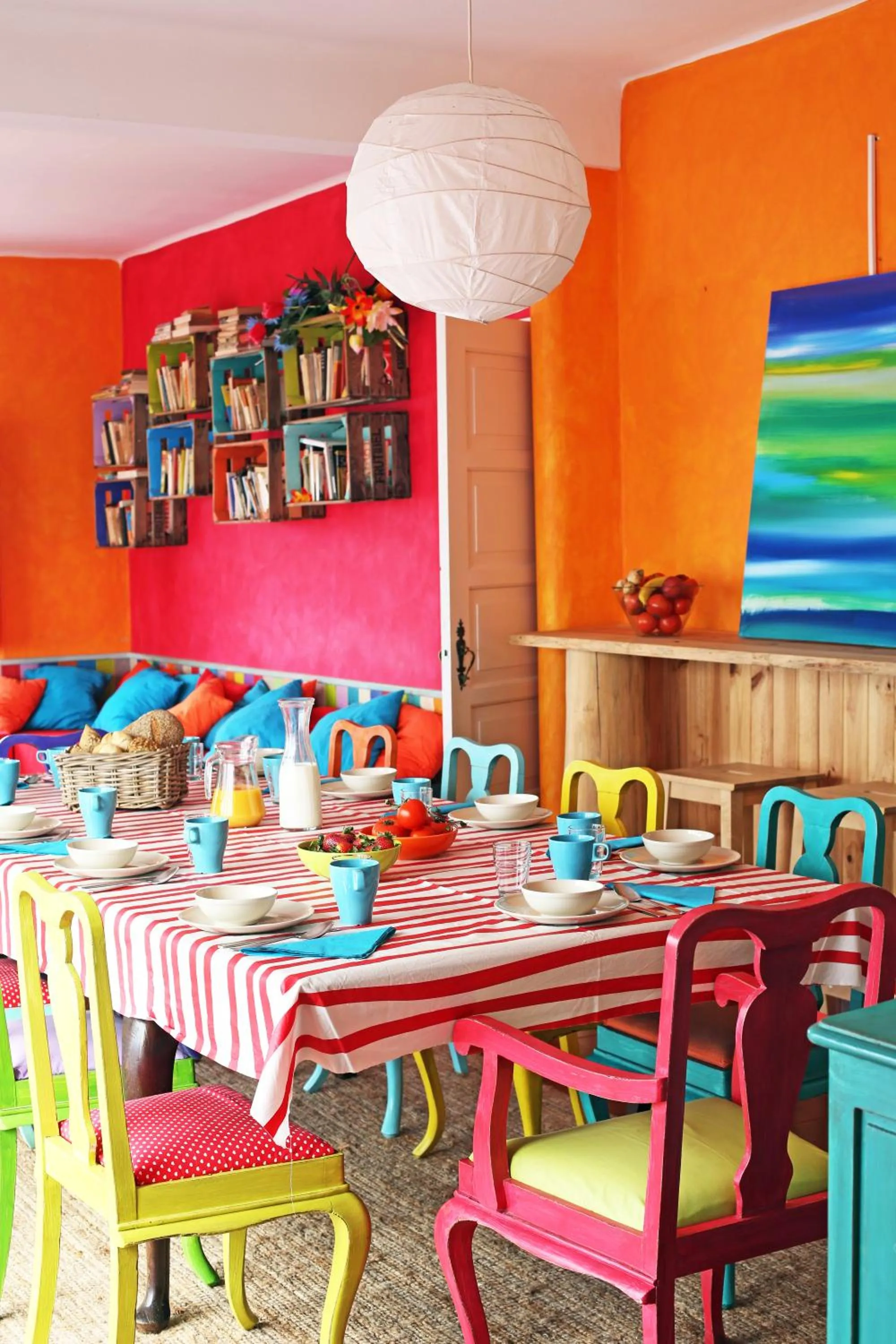 Communal lounge/ TV room in Chill in Ericeira Surf House