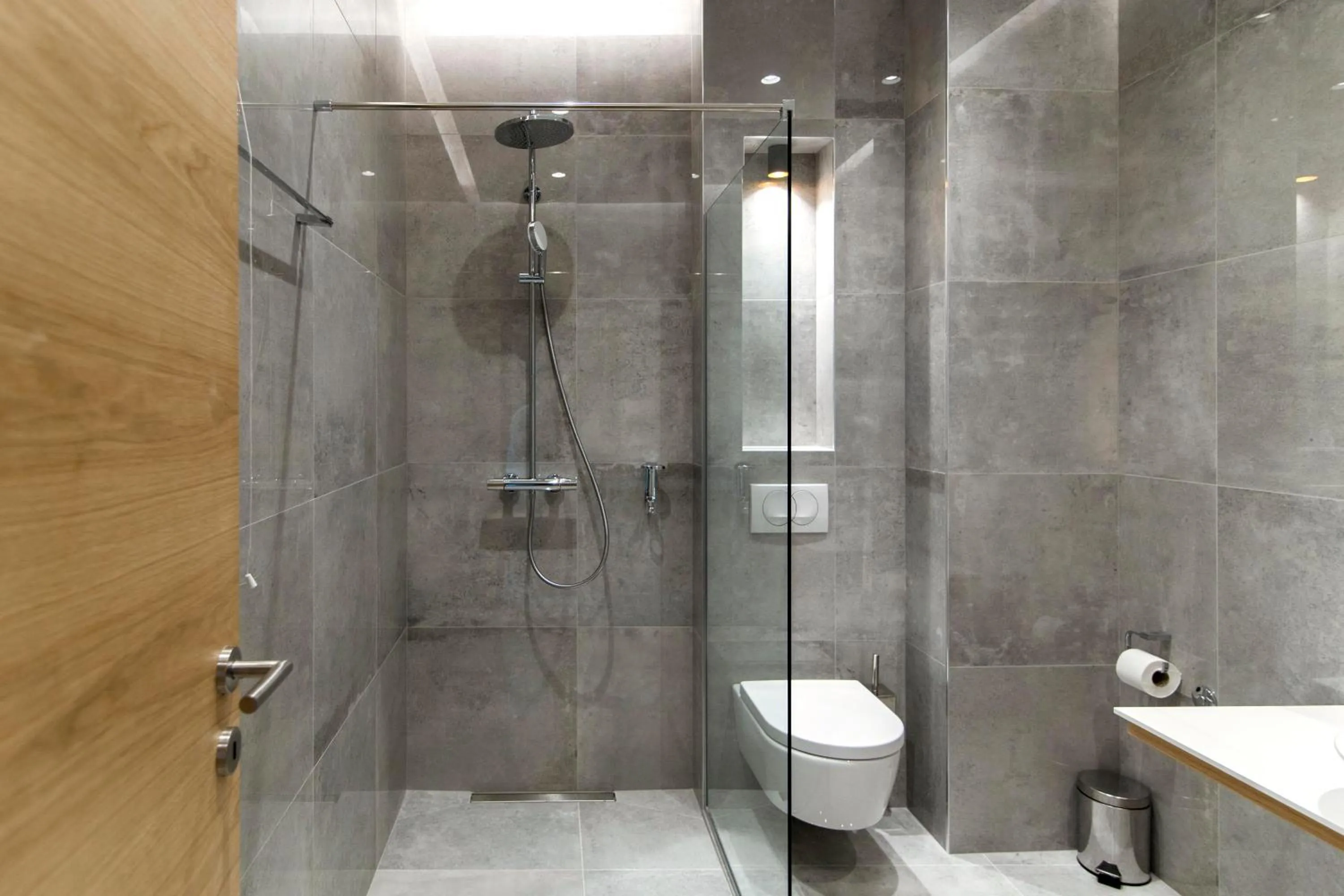 Shower in Korpa Deli Rooms