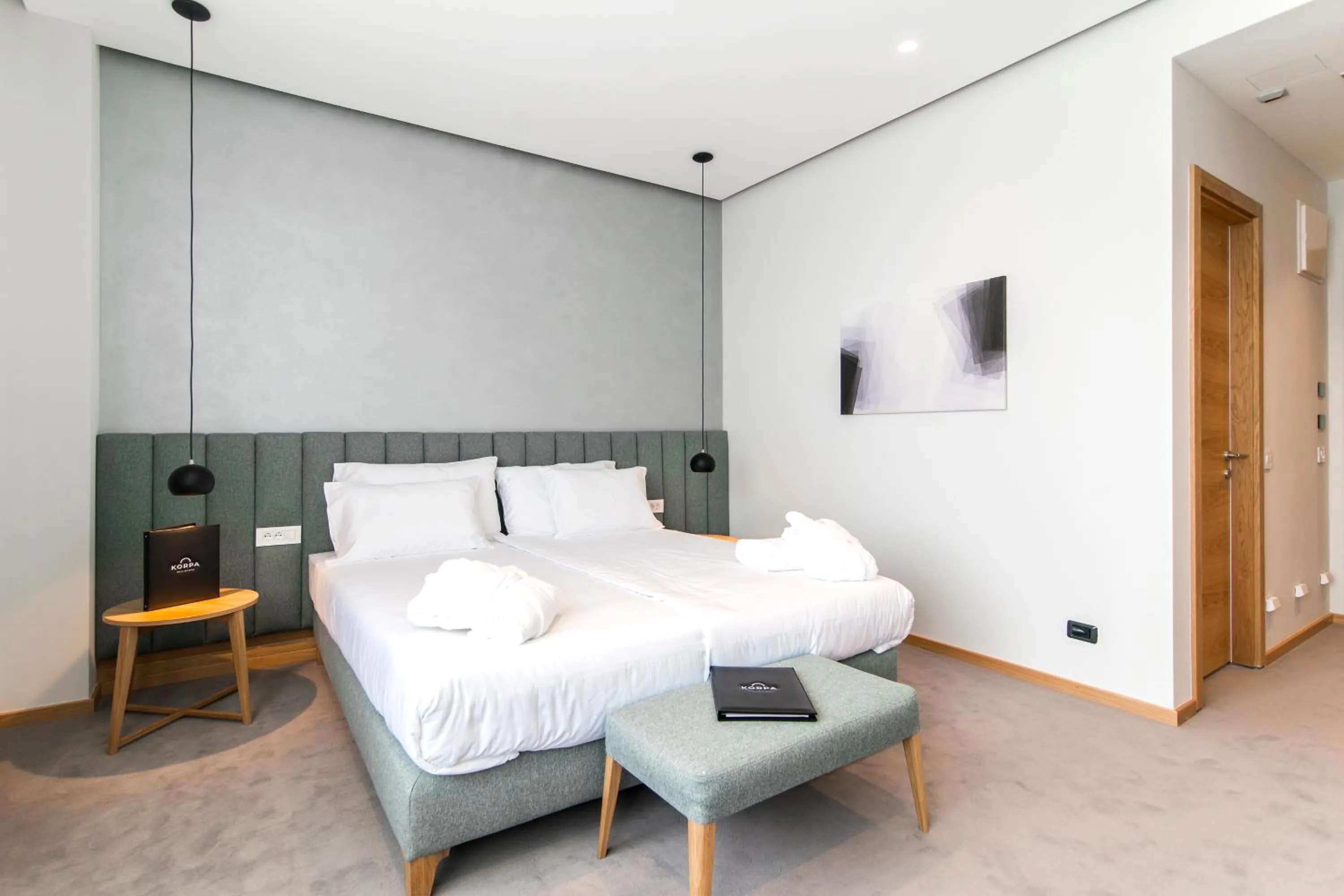 Bed in Korpa Deli Rooms