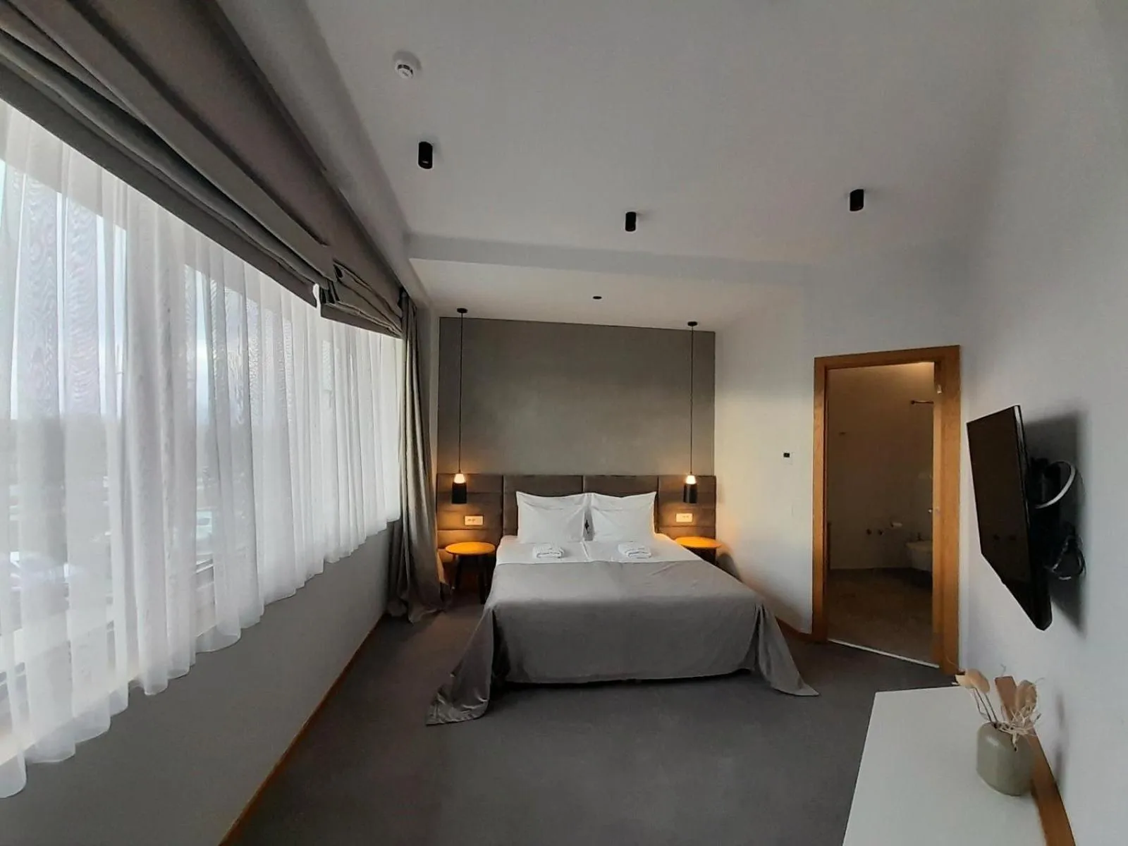 Bed in Korpa Deli Rooms