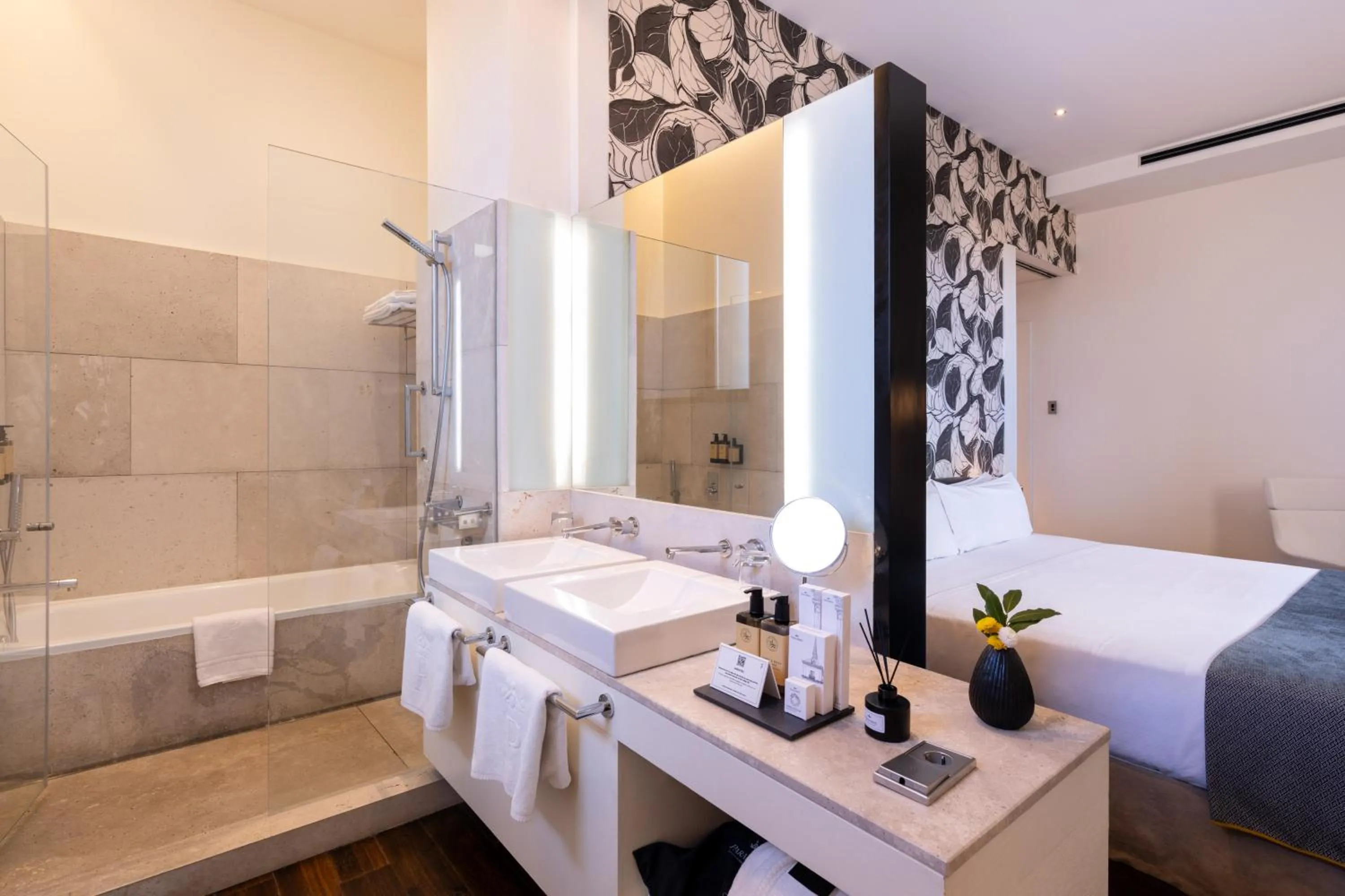 Bathroom, Bed in Parador de Alcalá de Henares