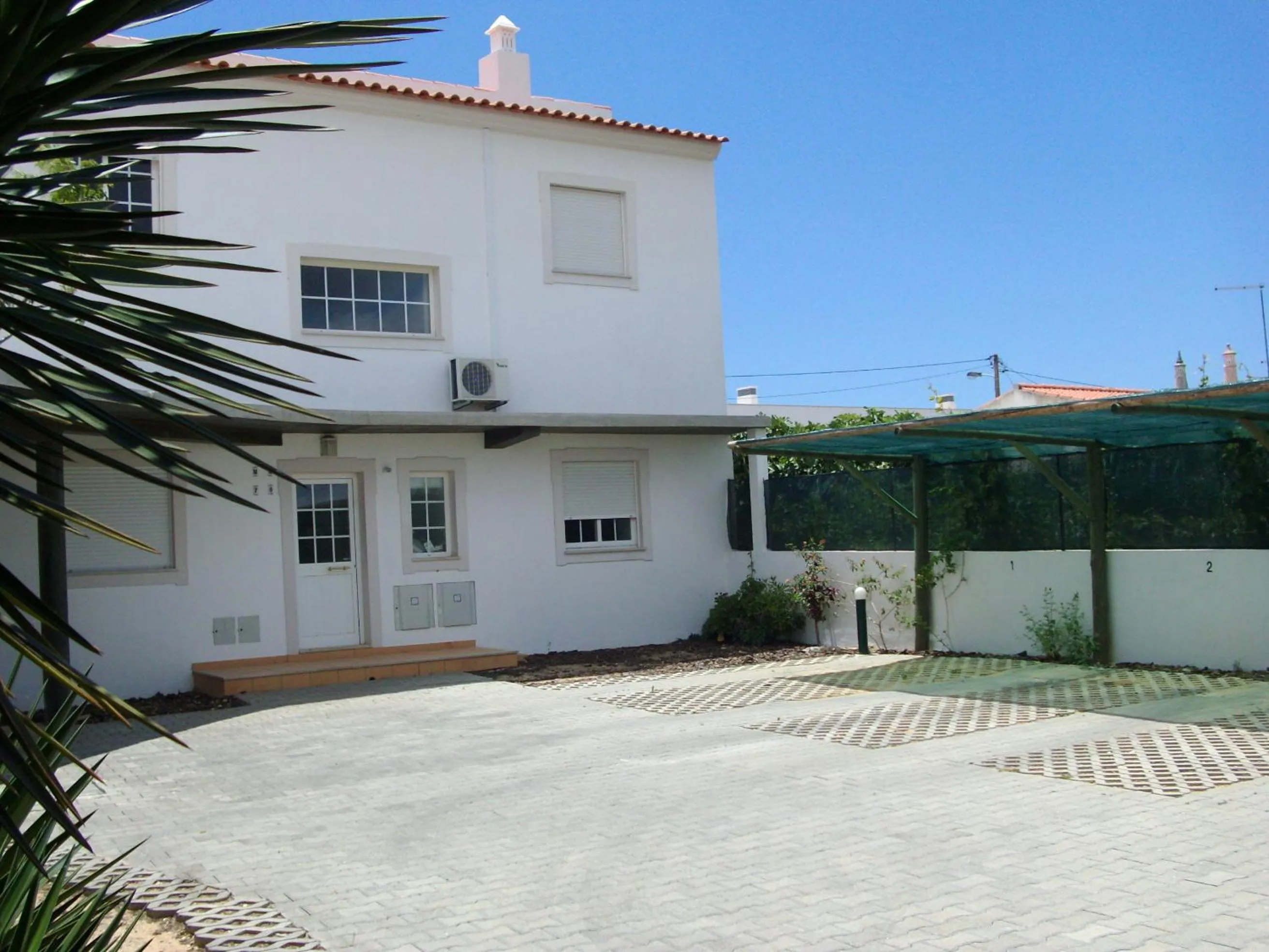 Facade/entrance in RC - Pata Residence