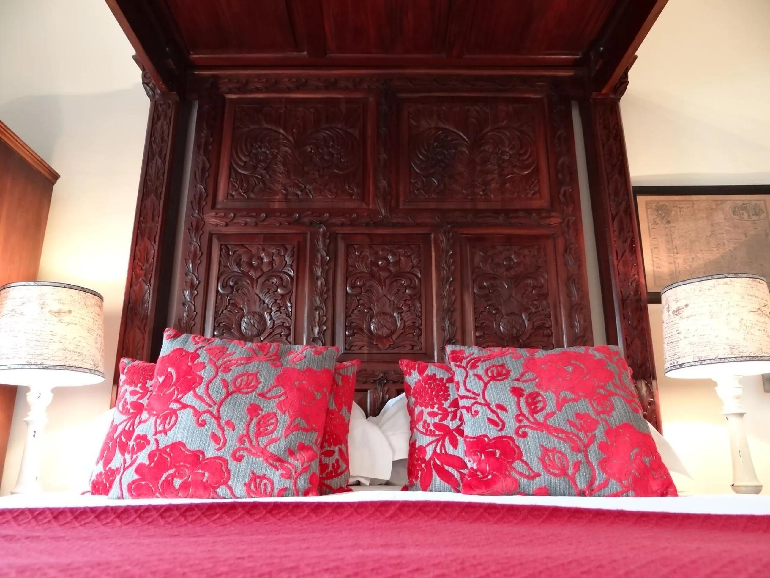 Bed in Rollestone Manor B&B and Restaurant