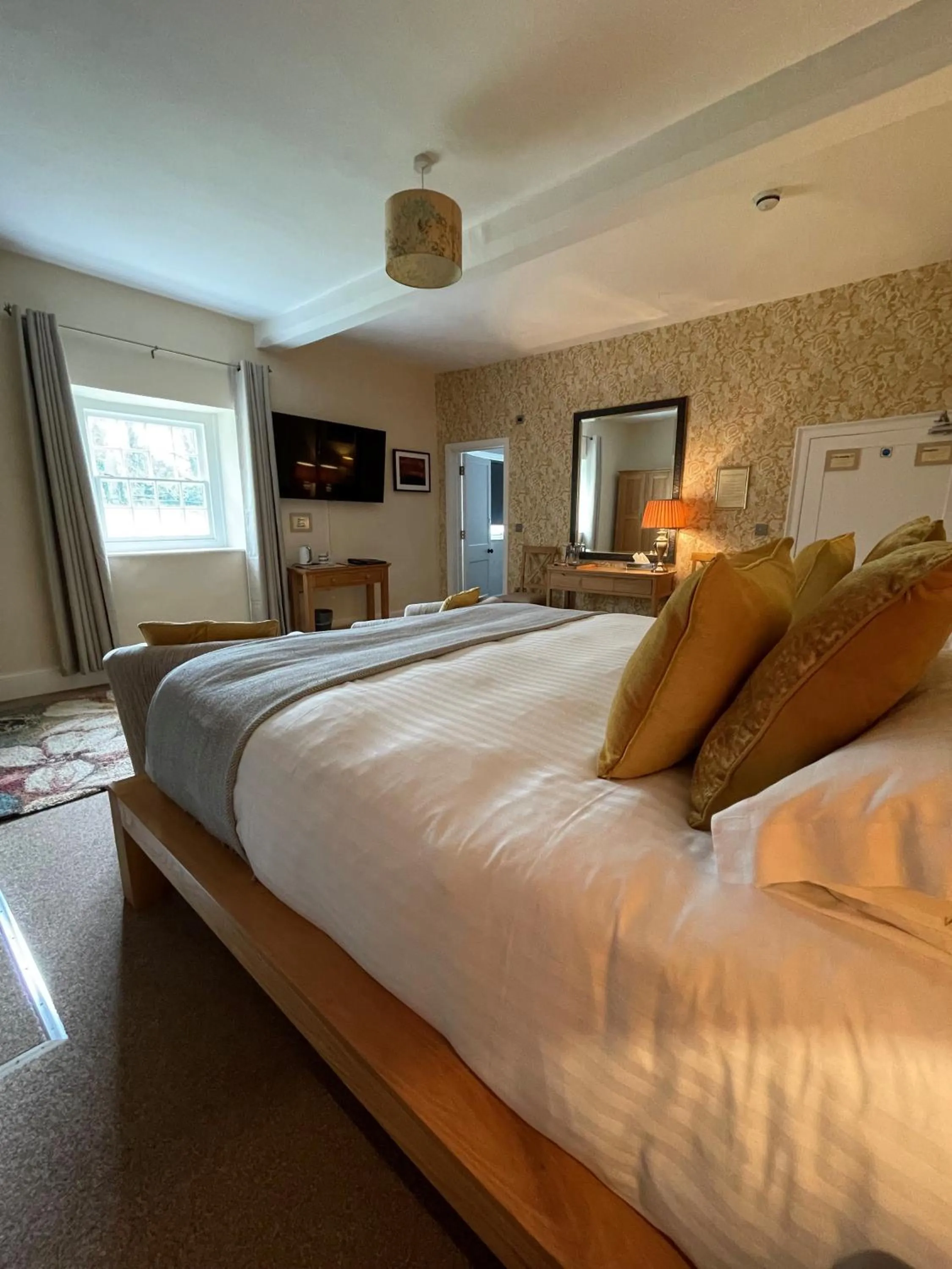 Bed in Rollestone Manor B&B and Restaurant