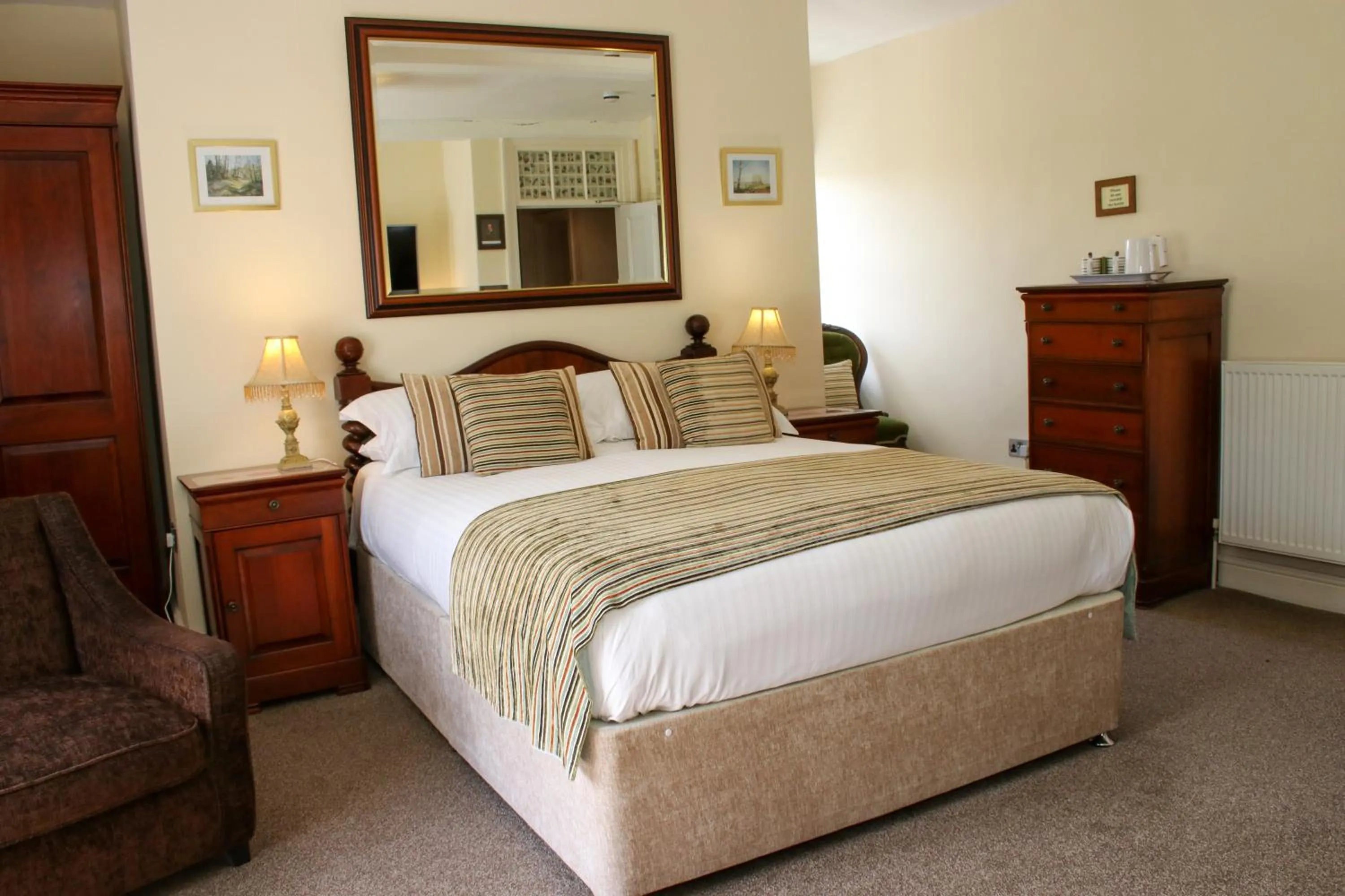Bed in Rollestone Manor B&B and Restaurant