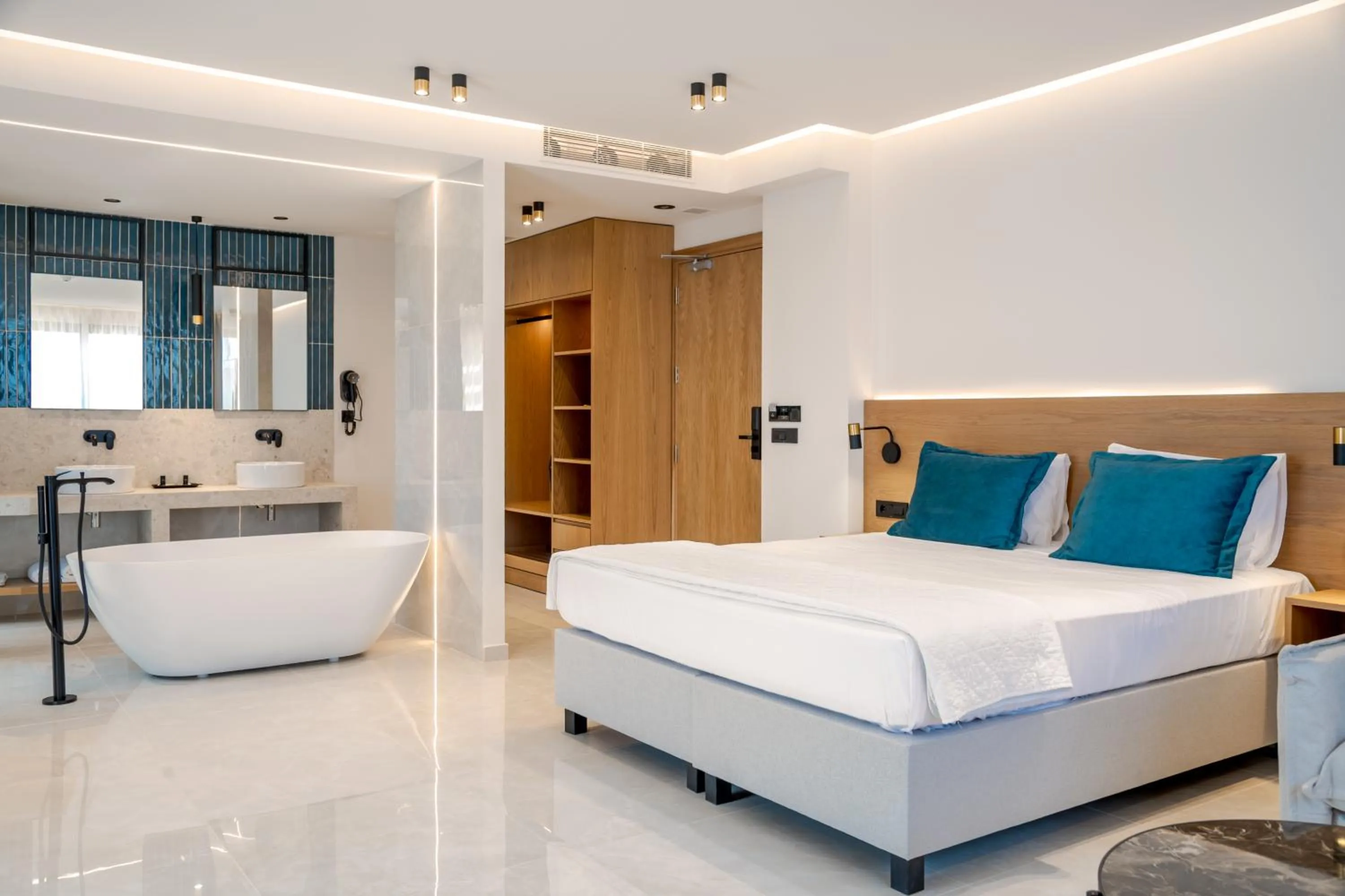 Photo of the whole room, Bed in Canadian Hotel