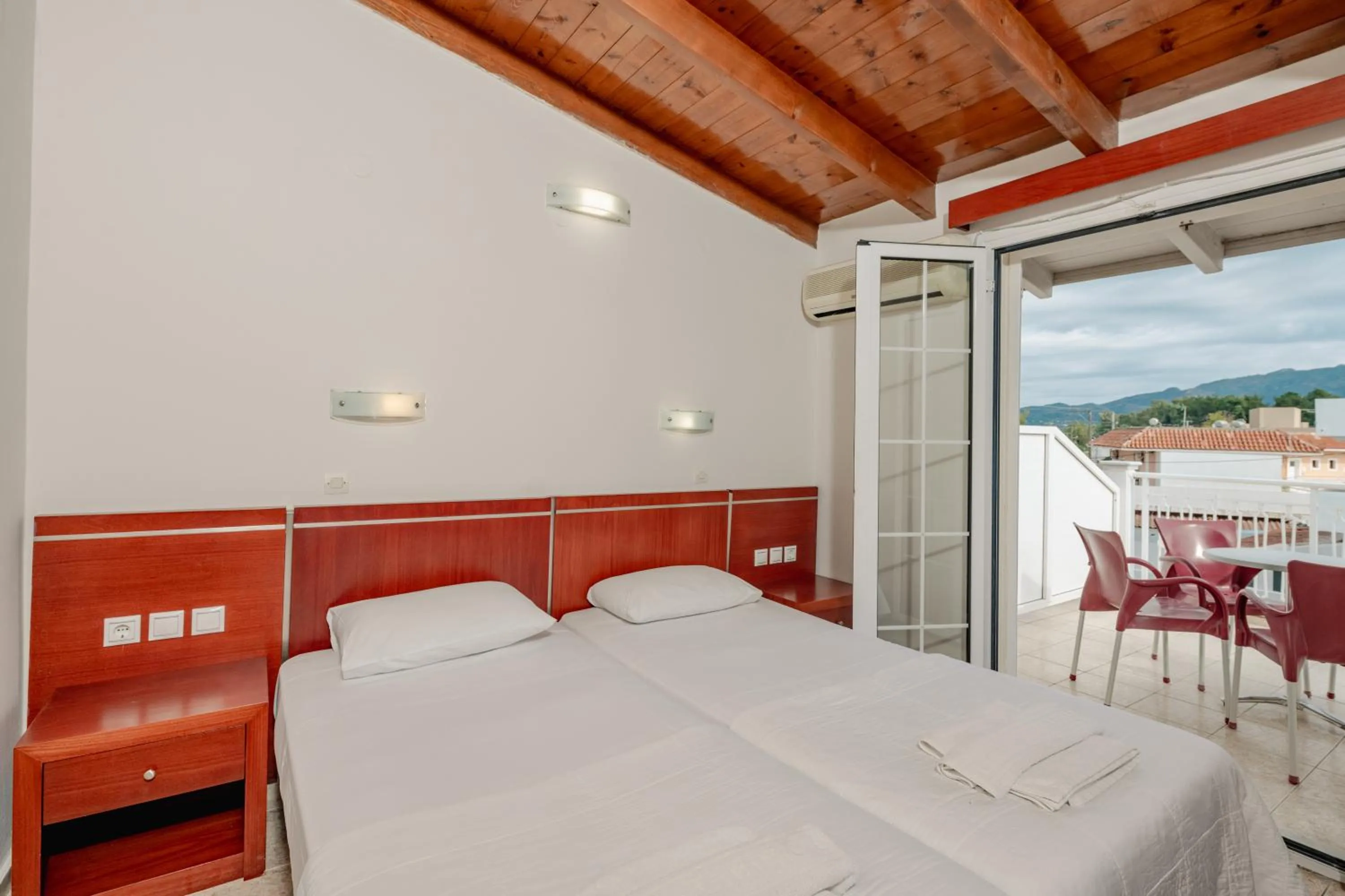 Bedroom, Bed in Canadian Hotel