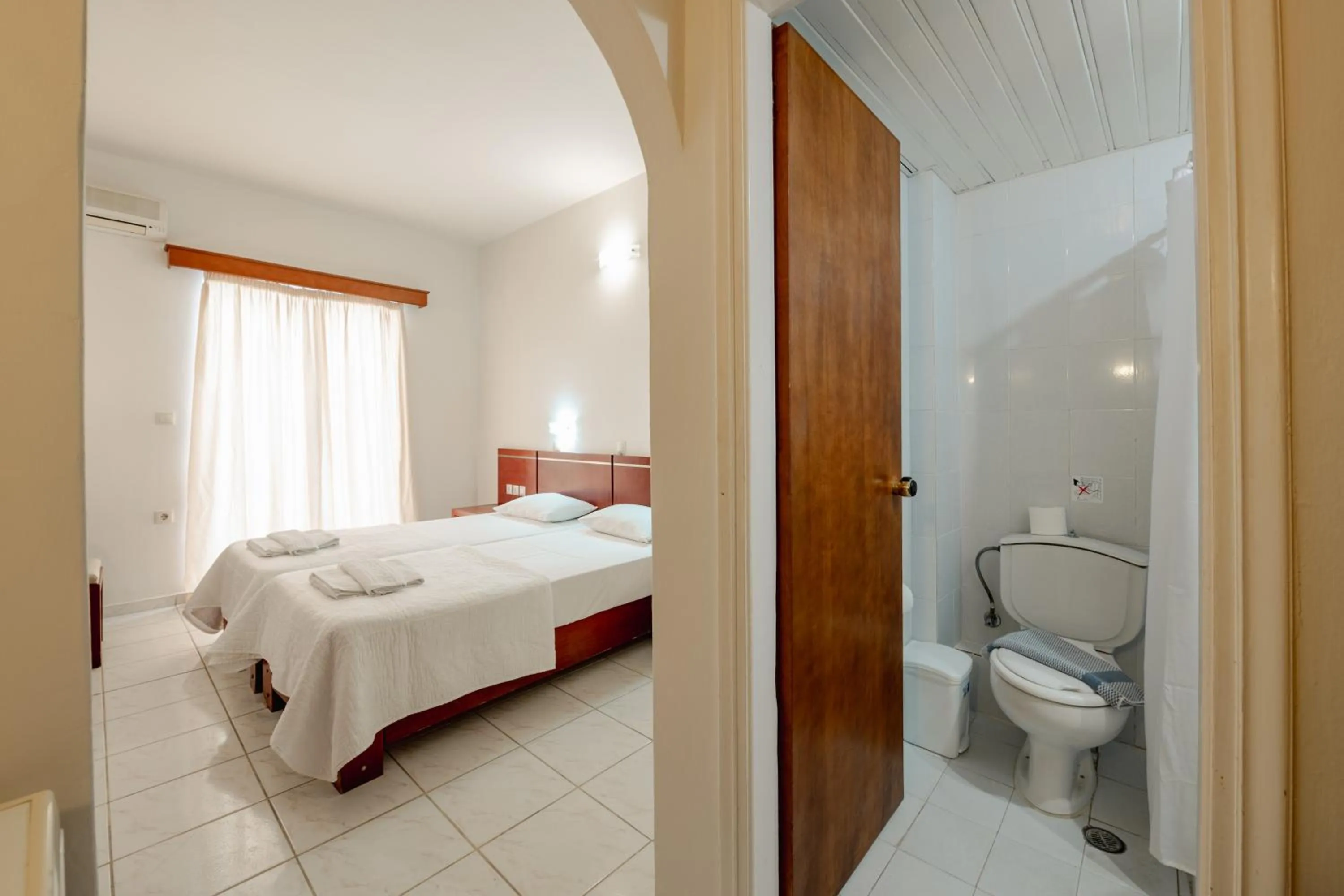 Photo of the whole room, Bed in Canadian Hotel