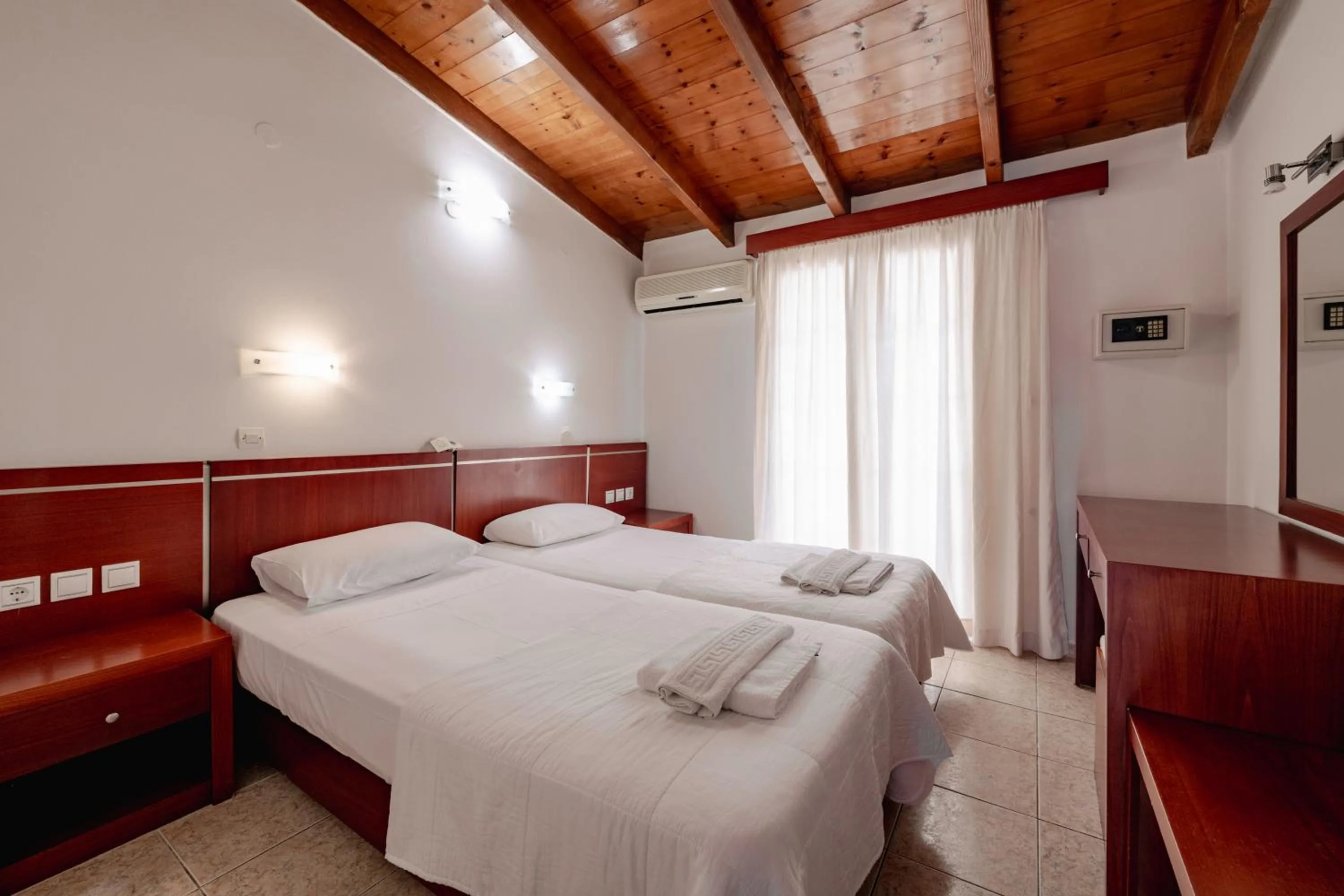 Photo of the whole room, Bed in Canadian Hotel