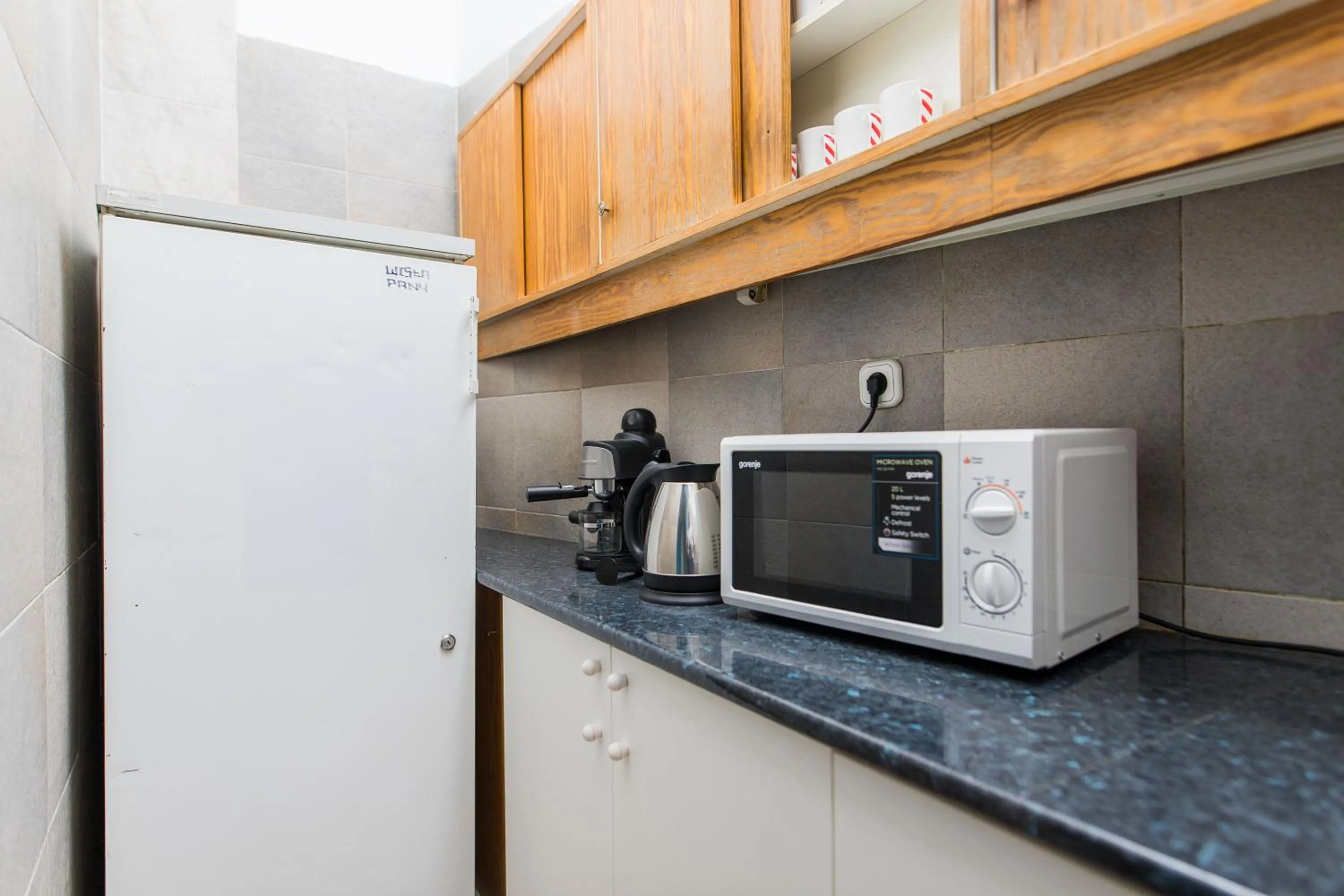 Communal kitchen in 2B Hostel & Rooms