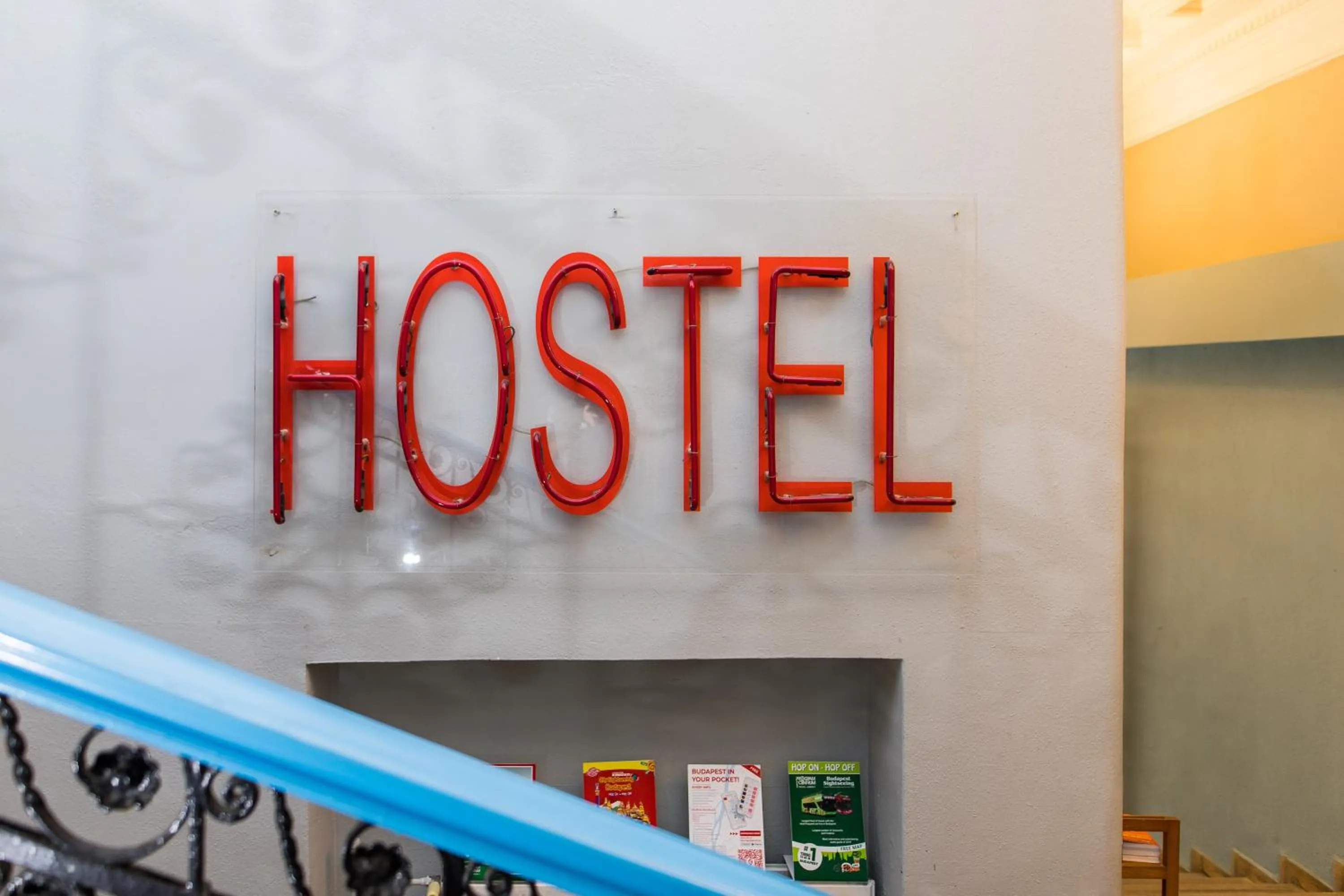 Property logo or sign in 2B Hostel & Rooms