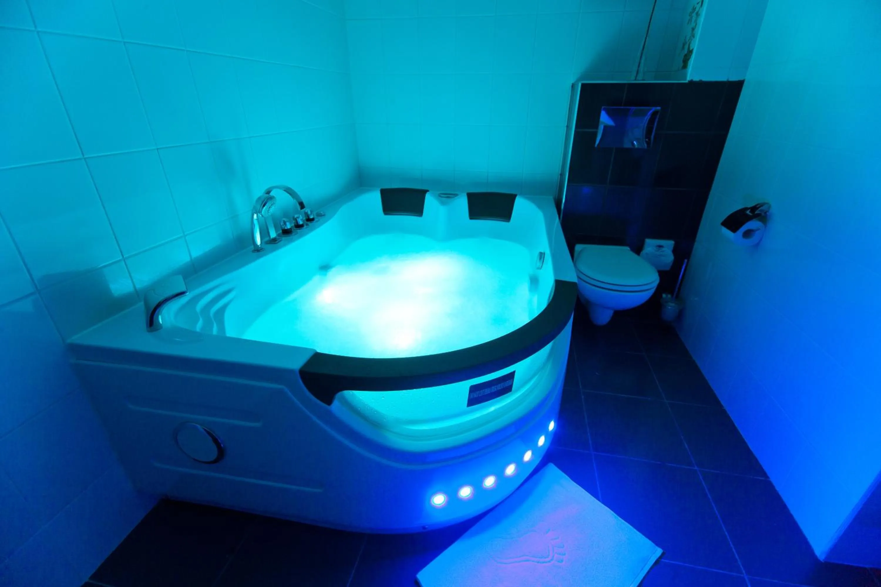 Bathroom, Bed in Hotel Malinowski Business