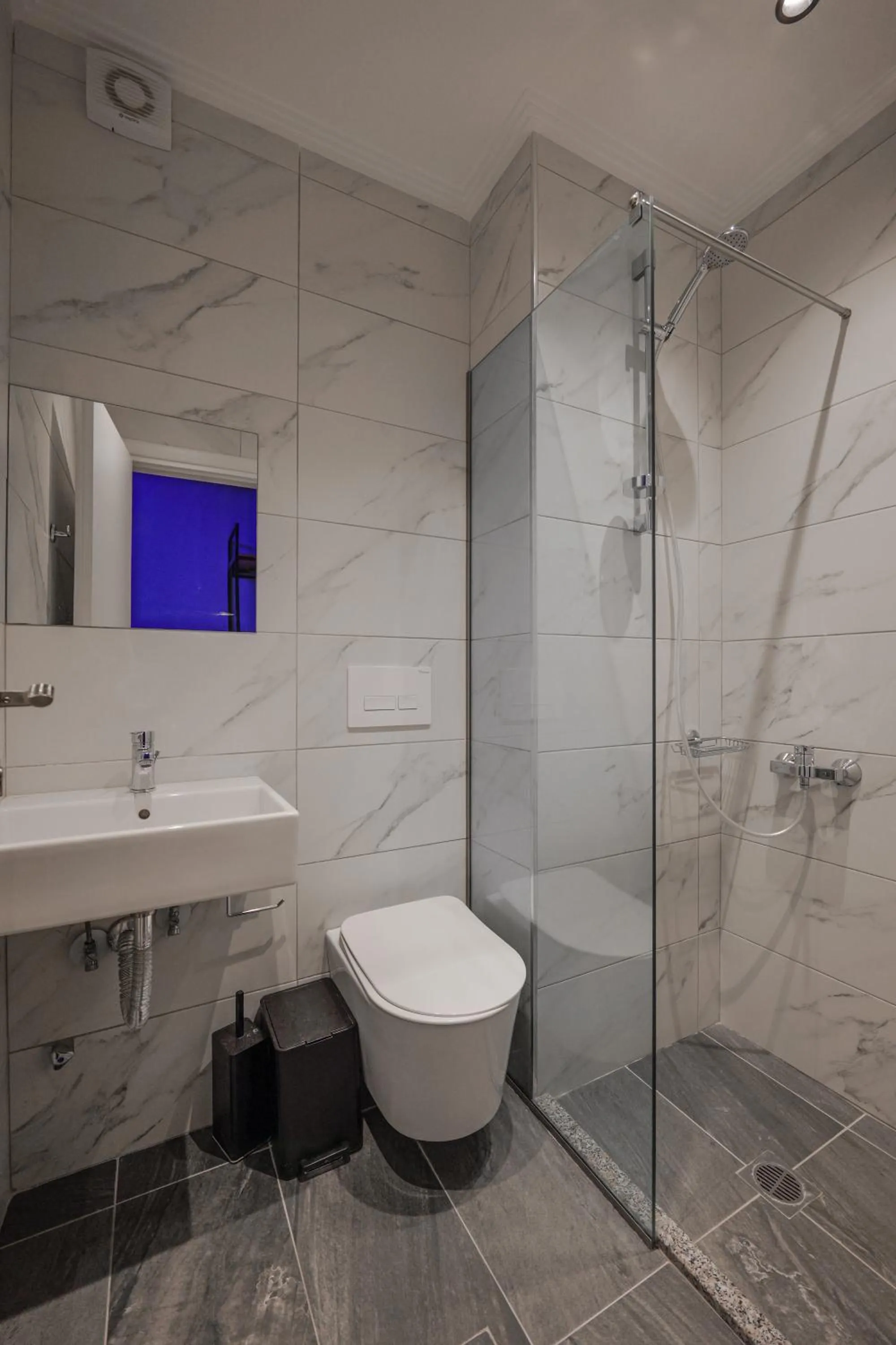 Shower in Hotel Piramida