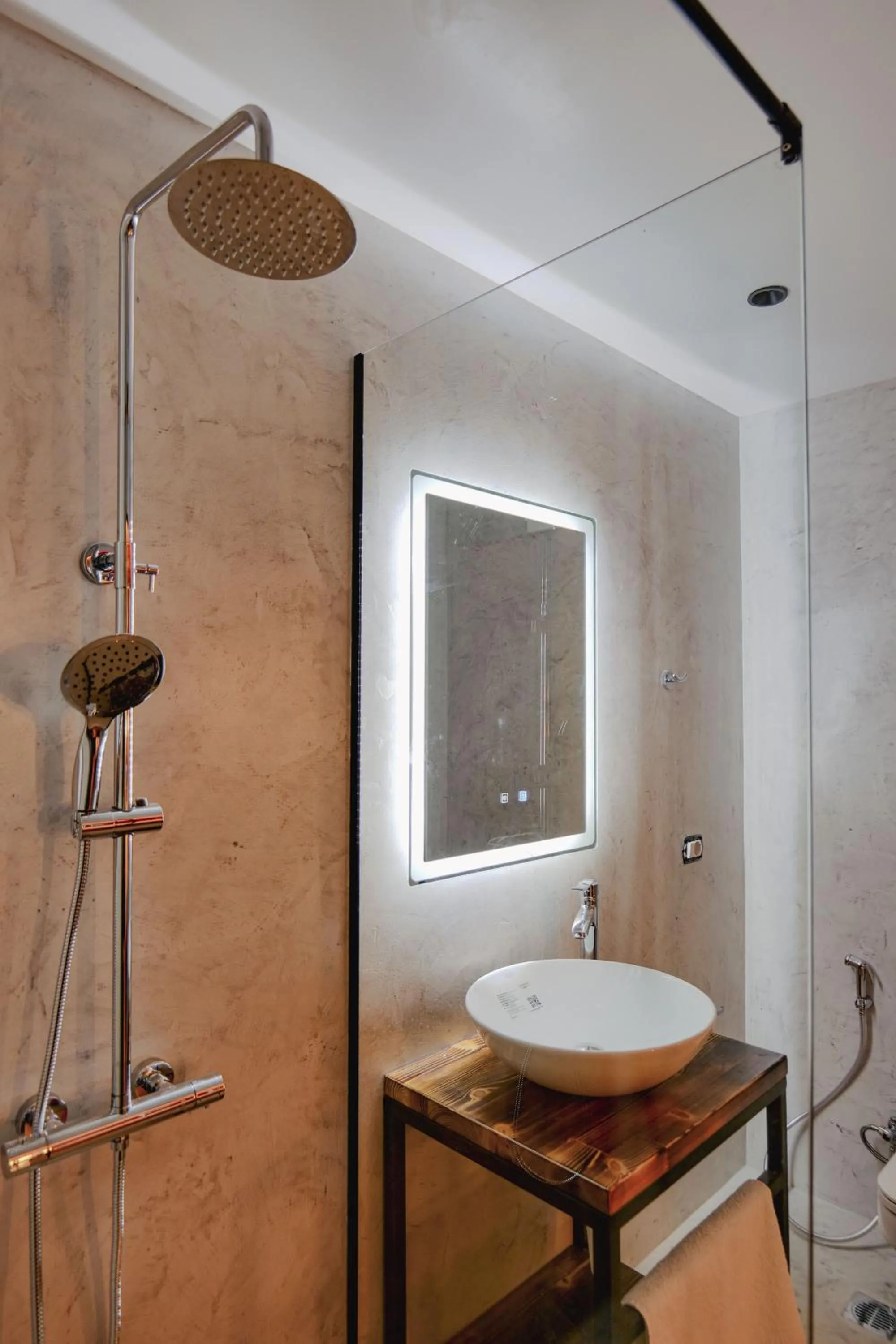 Shower in Hotel Piramida