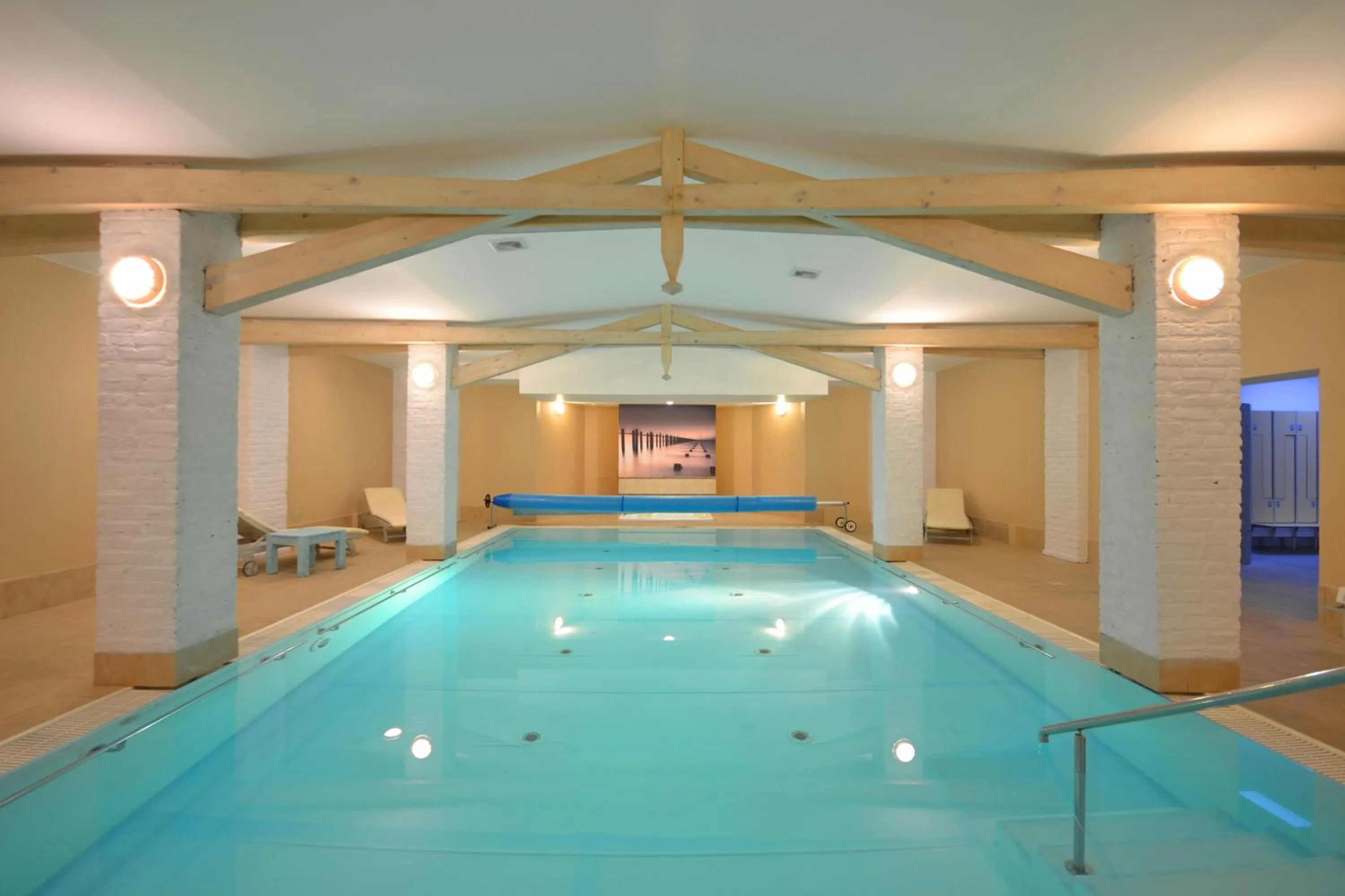 Swimming pool in Hotel Dworek nad Regą