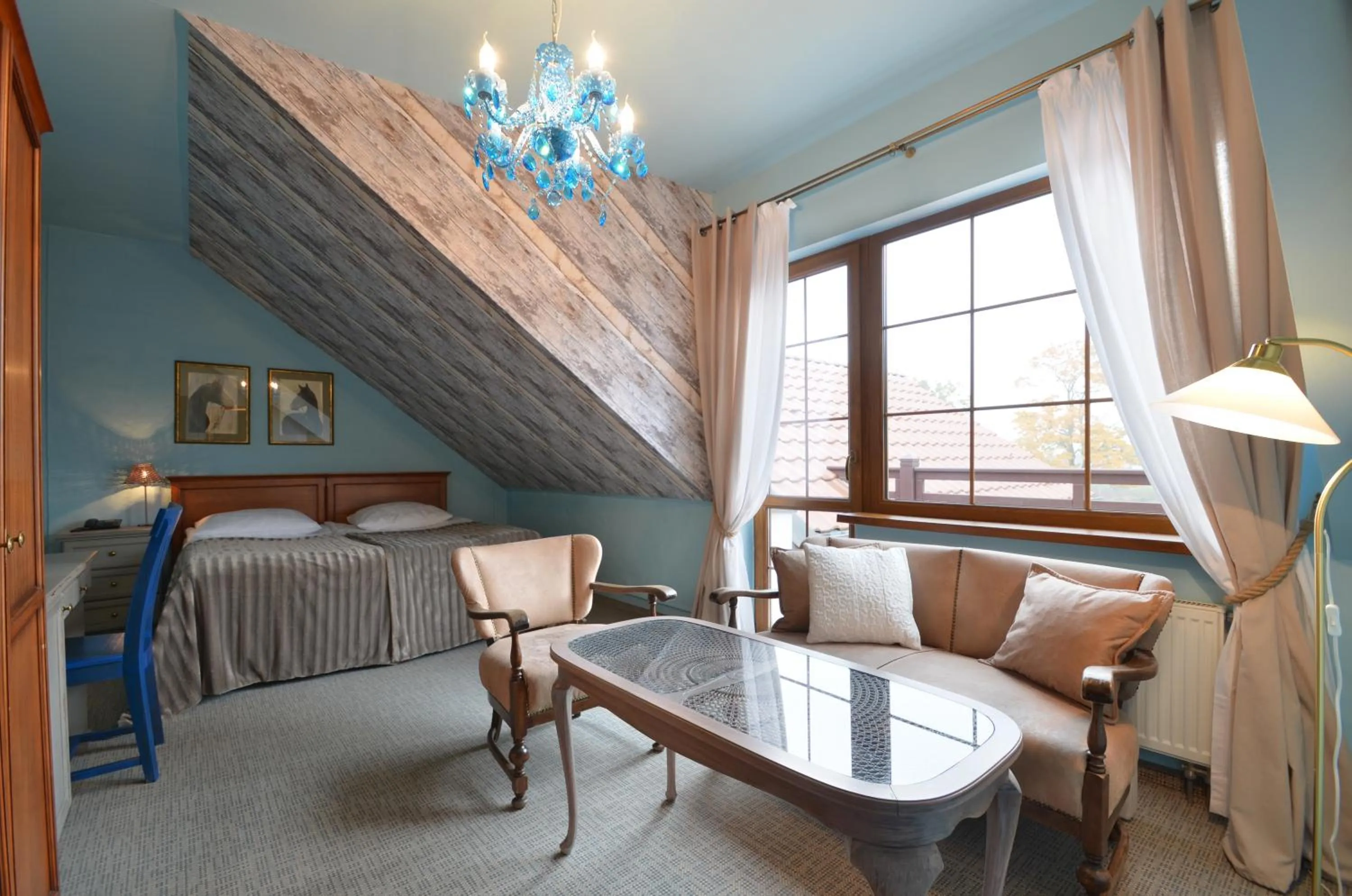 Balcony/Terrace, Bed in Hotel Dworek nad Regą