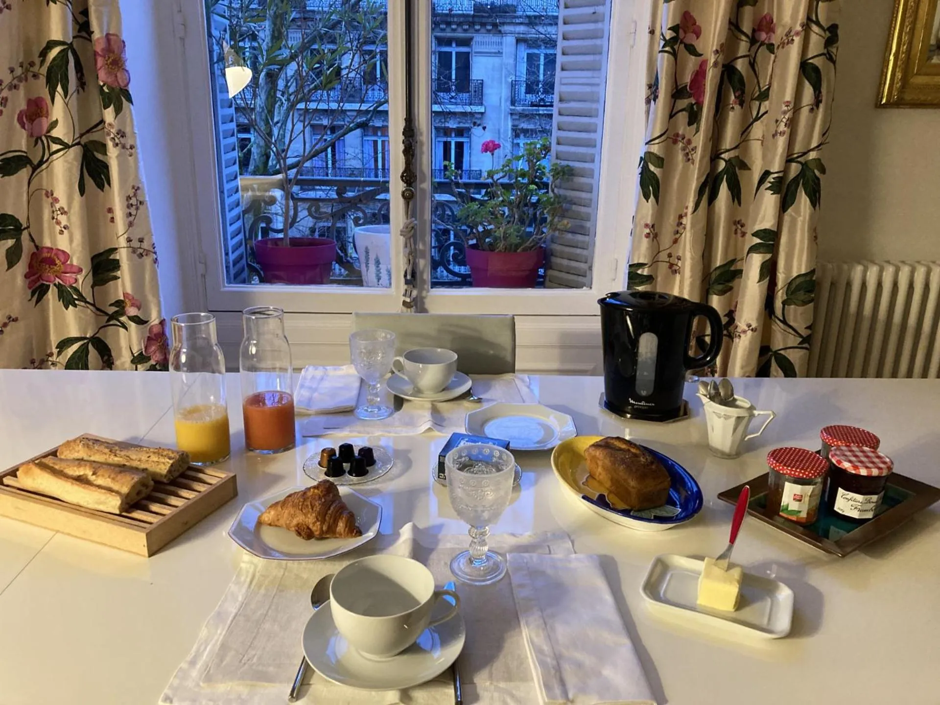 Continental breakfast in Parc Monceau