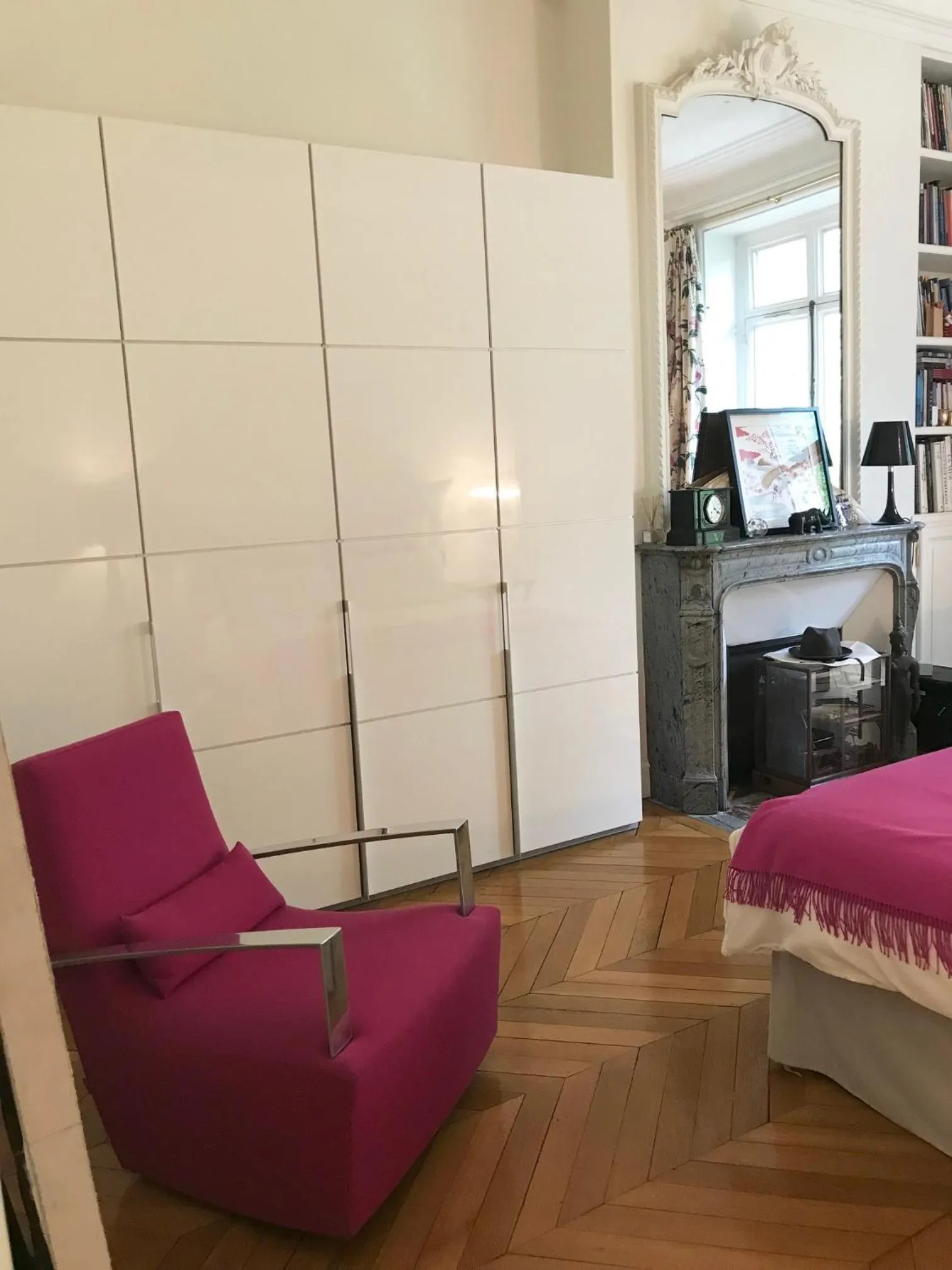 Photo of the whole room, Bed in Parc Monceau