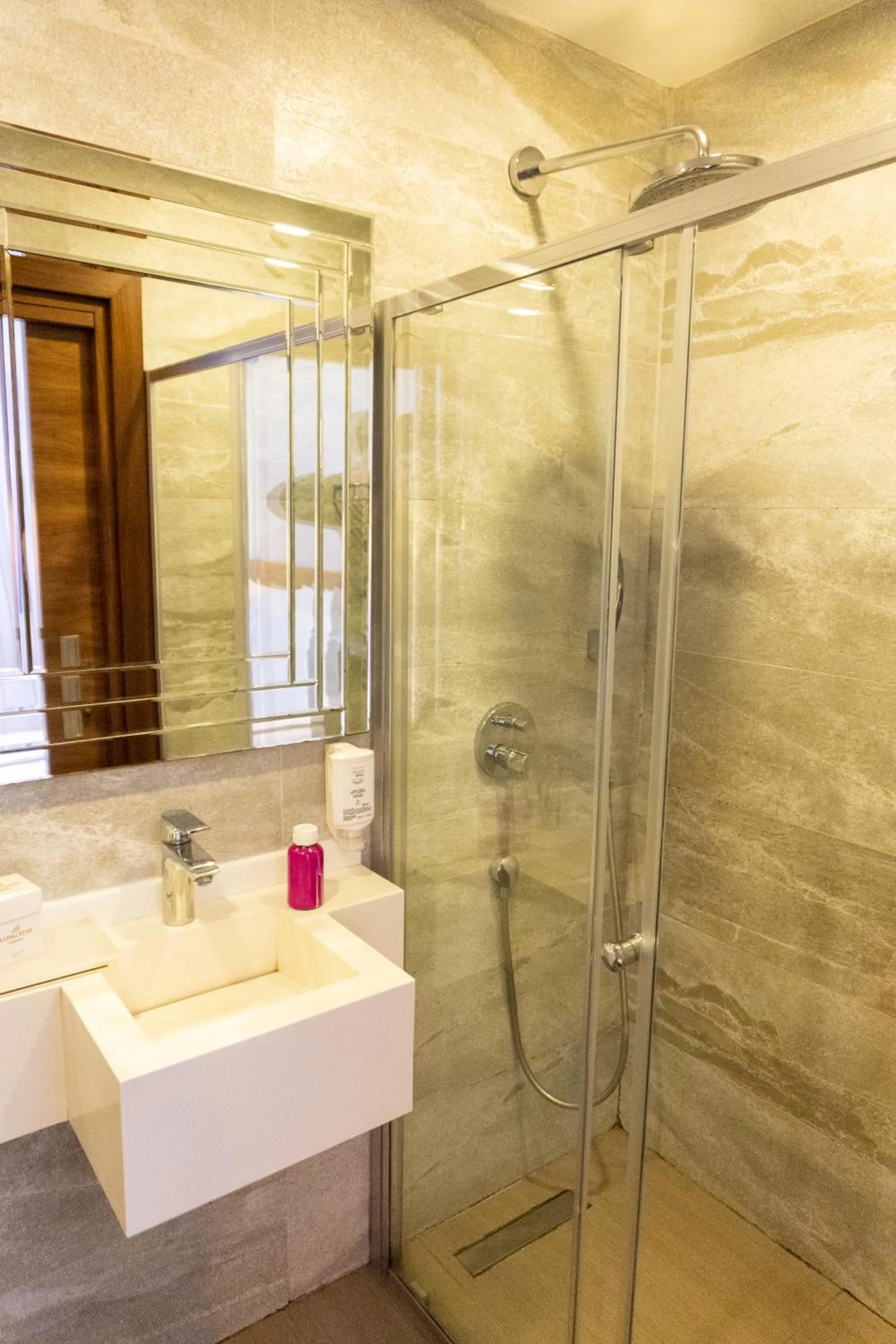 Shower in Long Stay İstanbul Hotel