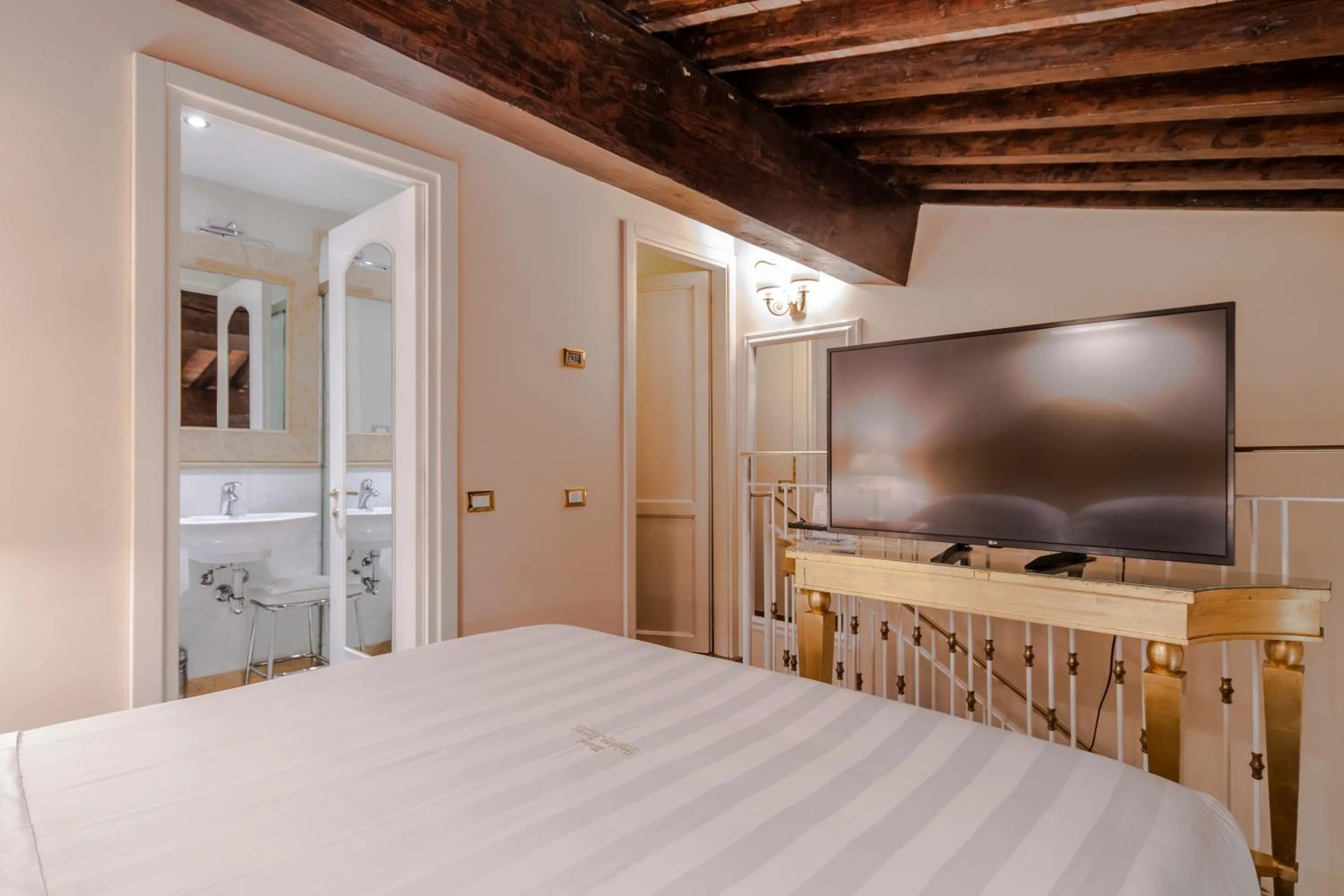 Bedroom, Bed in Golden Tower Hotel & Spa