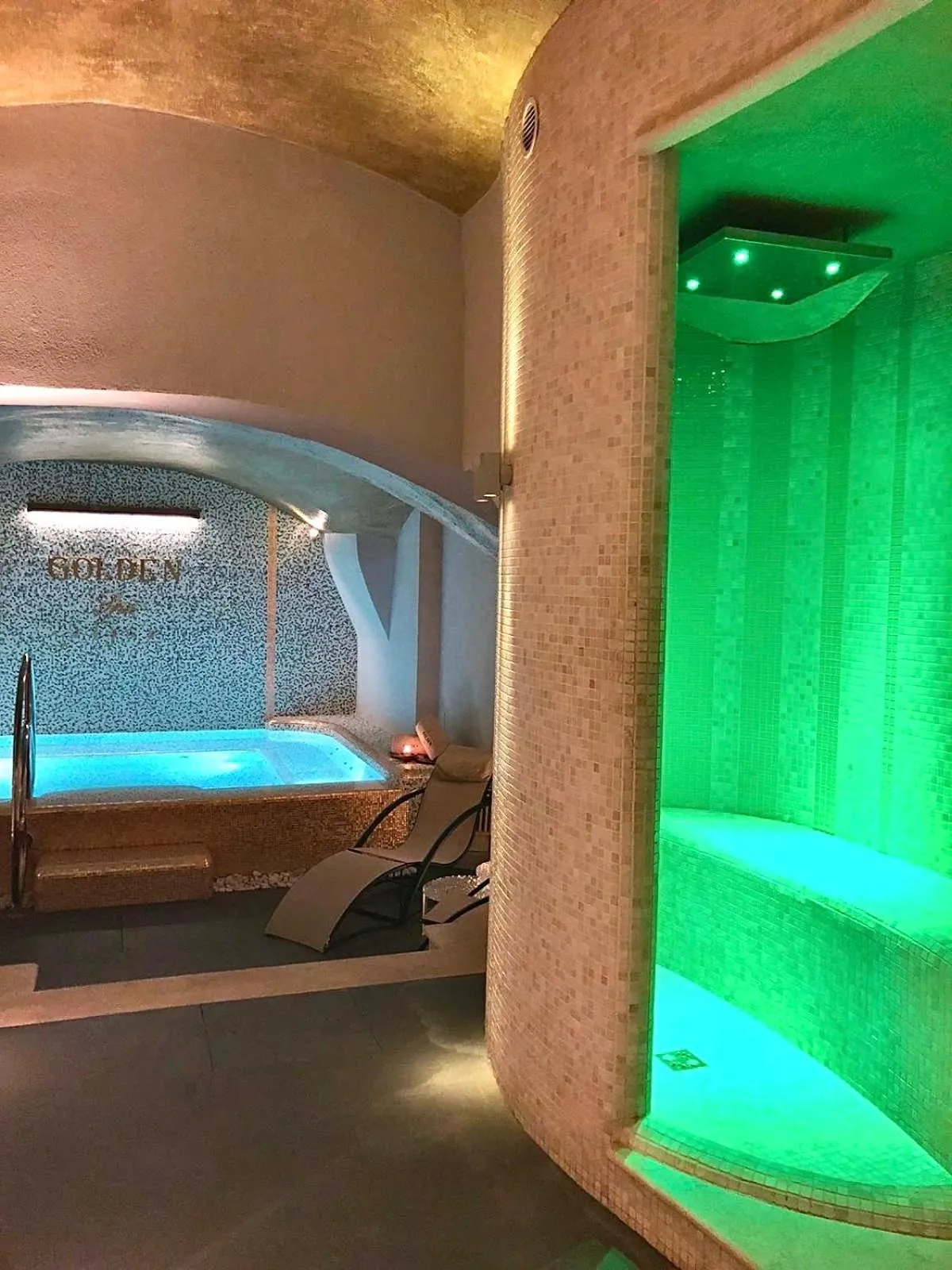 Hot Tub in Golden Tower Hotel & Spa