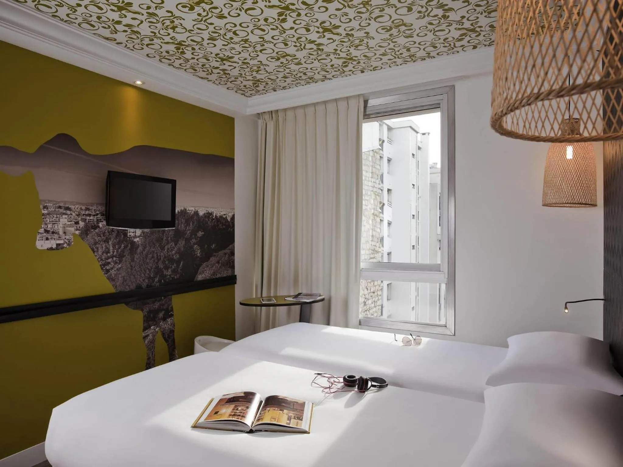 Property building, Bed in ibis Styles Paris Buttes Chaumont