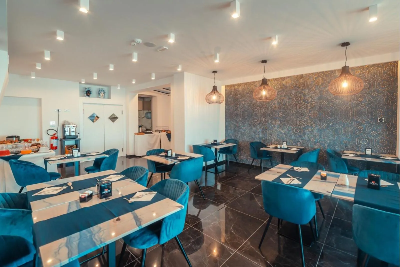 Restaurant/places to eat in Nautilus Hotel