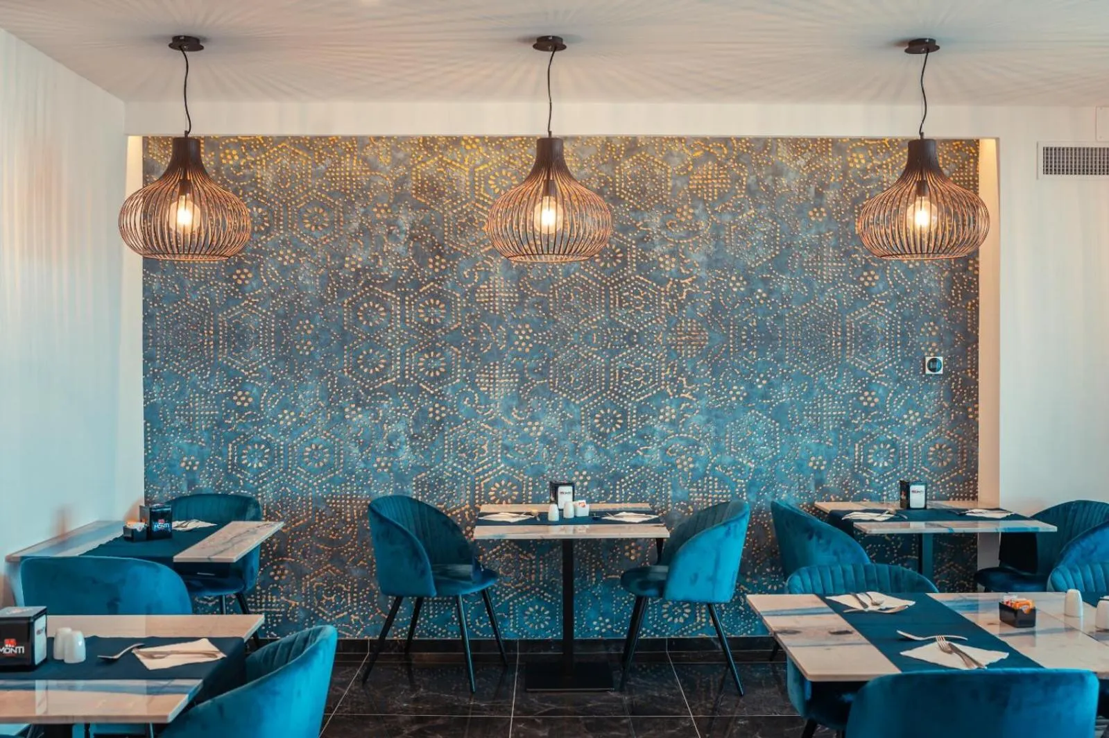 Restaurant/places to eat in Nautilus Hotel