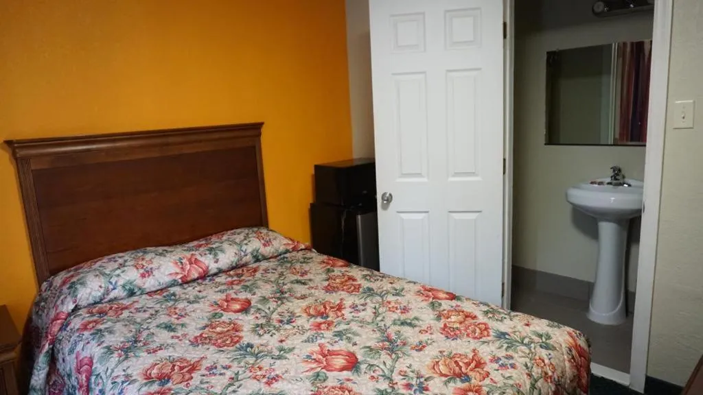 Bed in Red Lion Motel Southampton