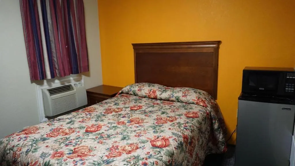 Bed in Red Lion Motel Southampton