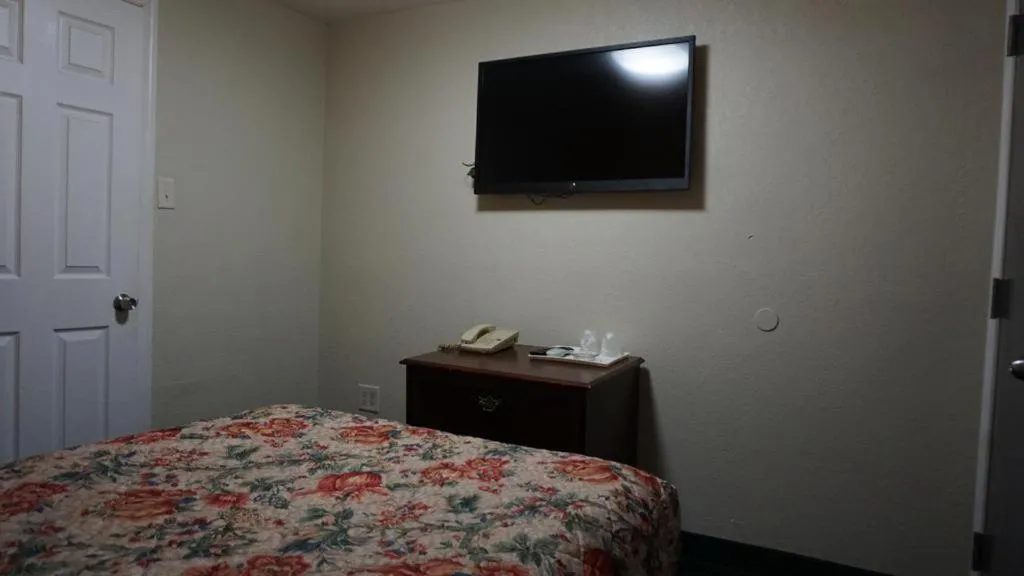 Bed in Red Lion Motel Southampton